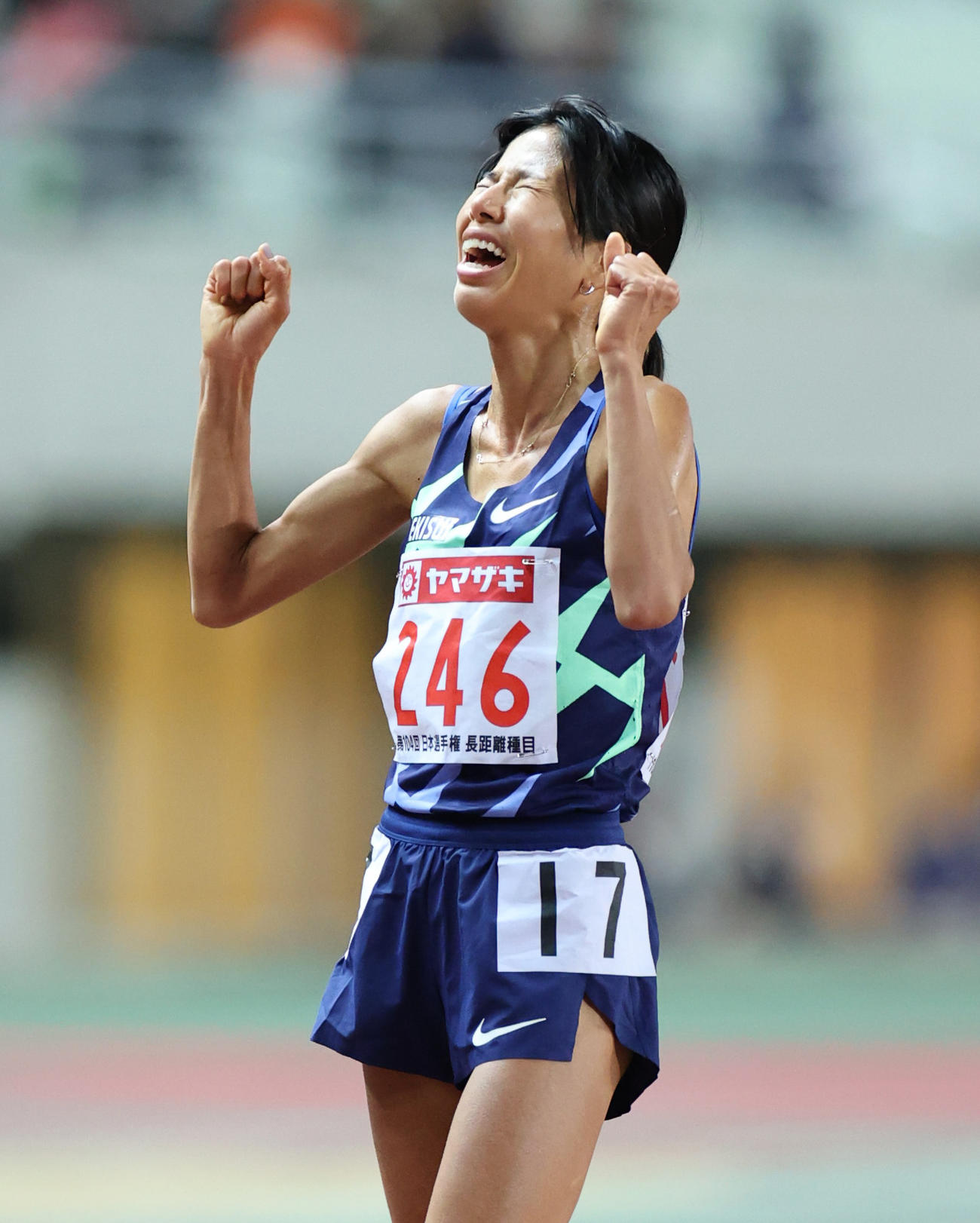 女子1万メートル　30分20秒44の1位で日本記録を更新する新谷（撮影・清水貴仁）