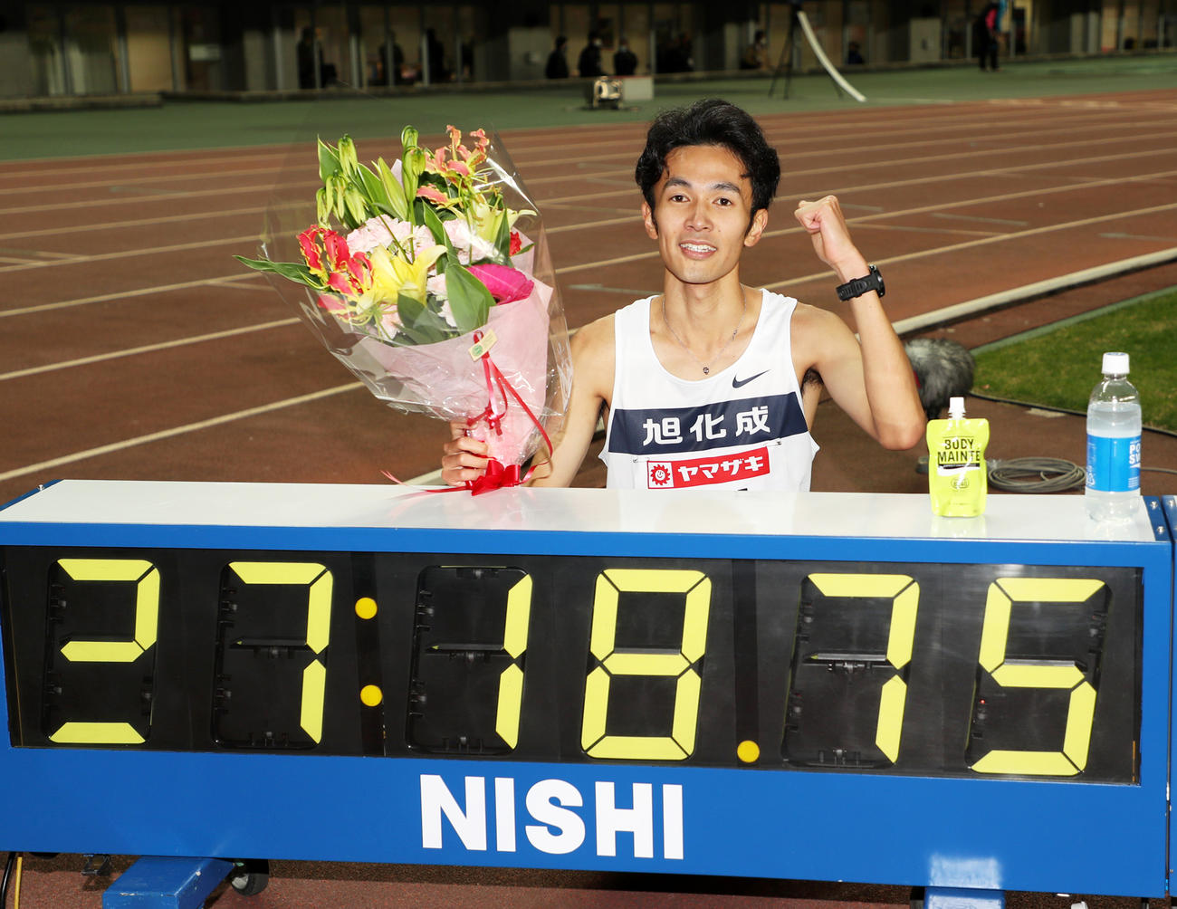 男子1万メートルで日本記録を更新し記念撮影を行う相沢（撮影・清水貴仁）