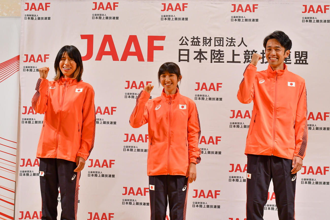東京五輪代表内定会見に登壇し、喜びの左から新谷、田中、相沢（日本陸連提供）