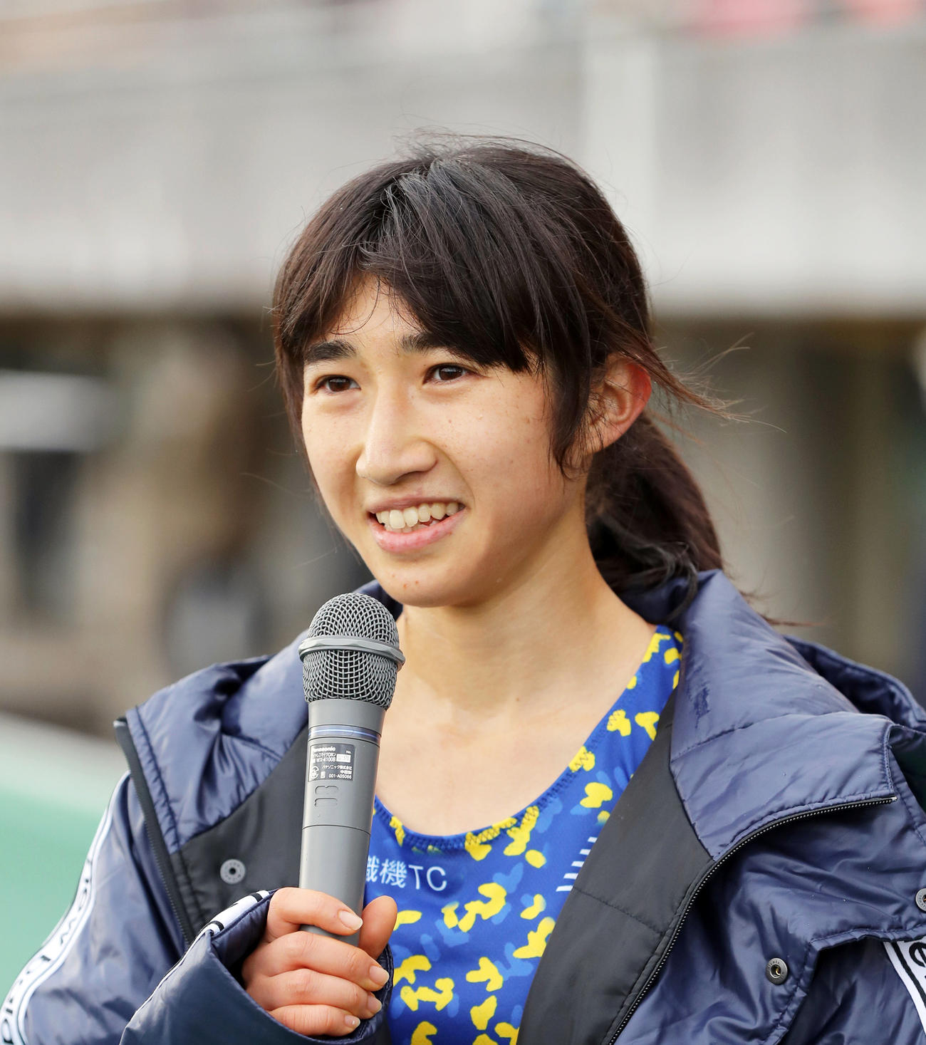 レース後のインタビューで笑顔を見せる田中希実（撮影・前田充）
