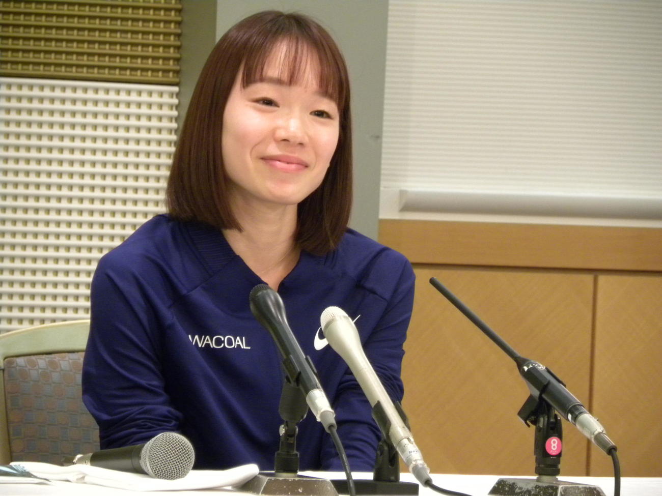 大阪国際女子マラソンの一夜明け会見で笑顔を見せるワコールの一山麻緒（撮影・松本航）