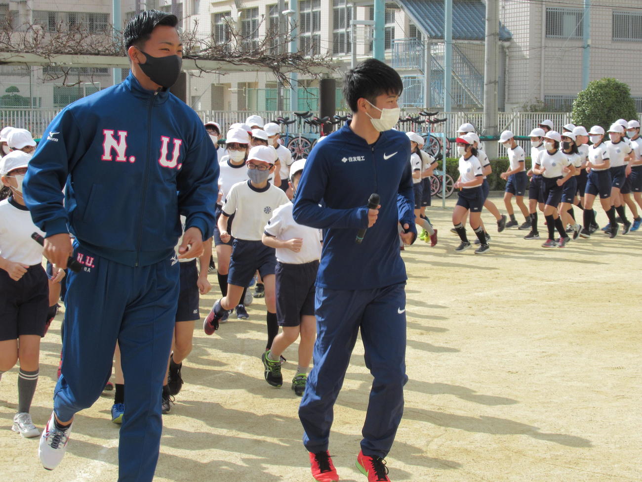子どもたちを指導する陸上短距離の多田（右）と10種競技の丸山（撮影・実藤健一）