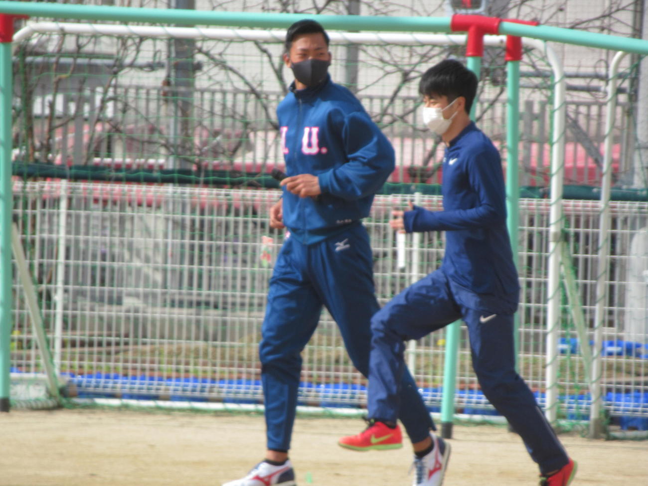 子どもたちを指導する陸上短距離の多田（右）と10種競技の丸山（撮影・実藤健一）
