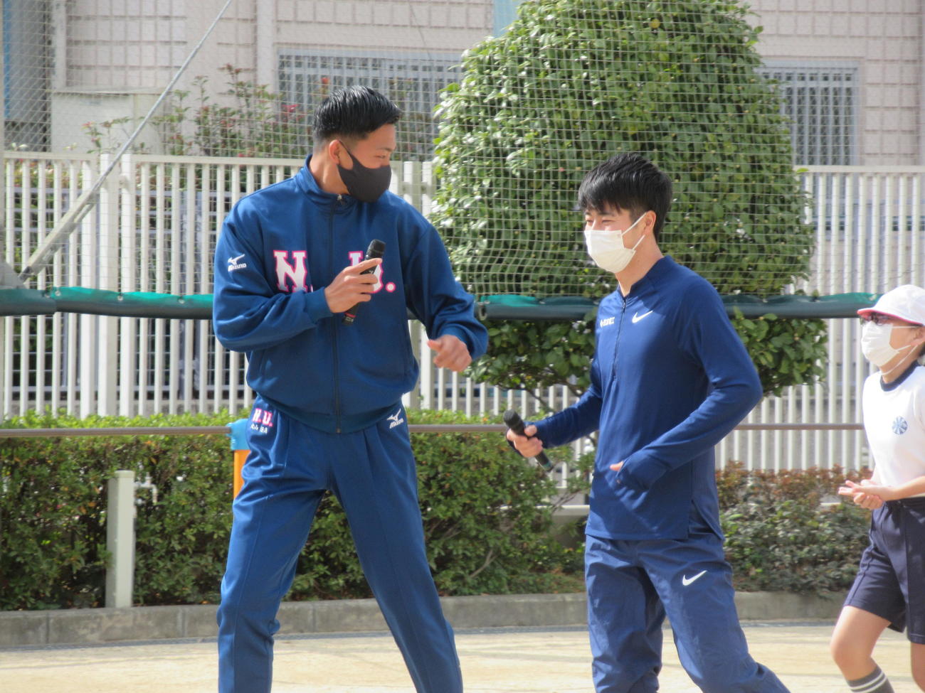 子どもたちを指導する陸上短距離の多田（右）と10種競技の丸山（撮影・実藤健一）