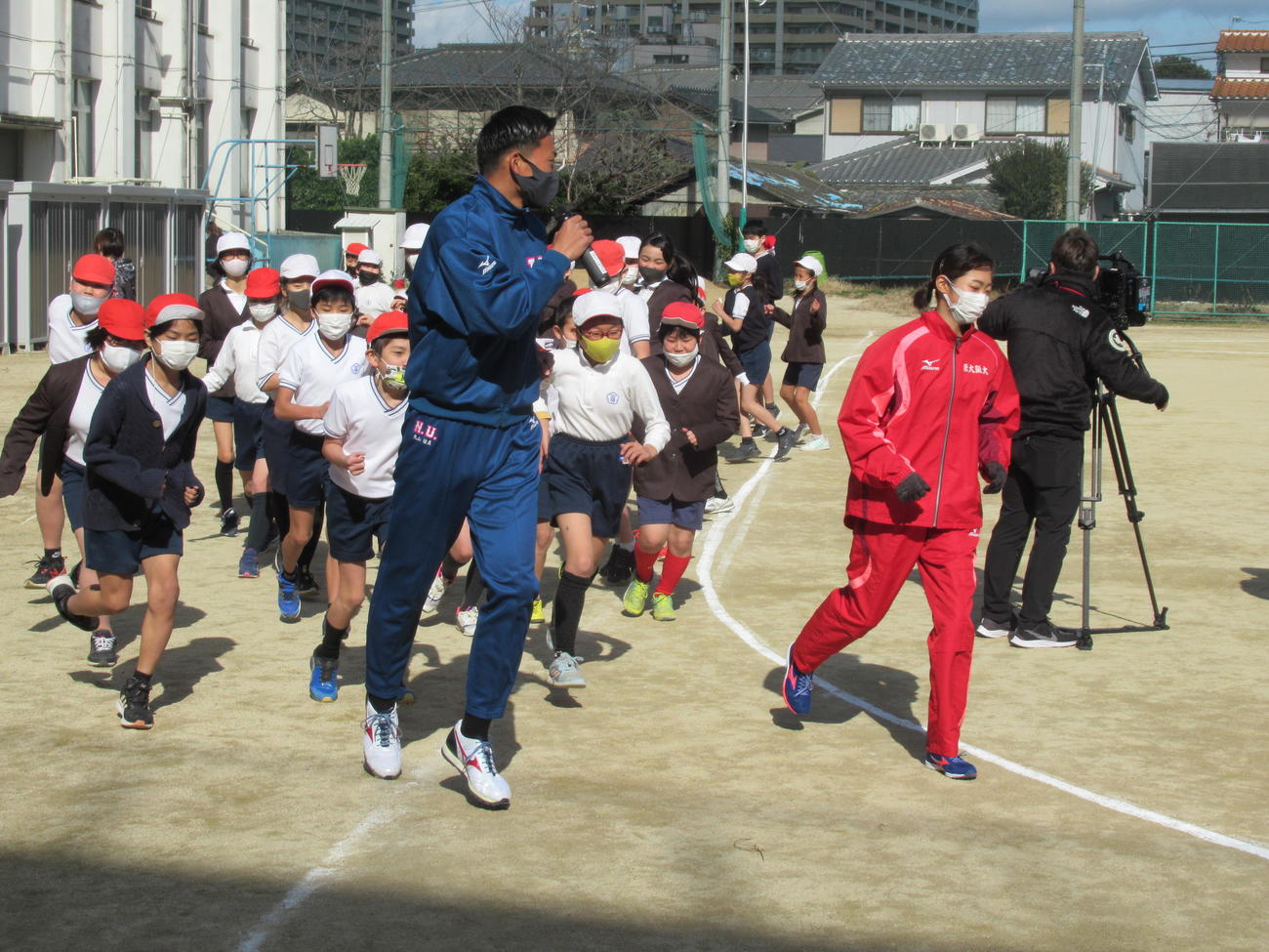 「夢・授業」で講師を務めた陸上の川田（右）と丸山（撮影・実藤健一）