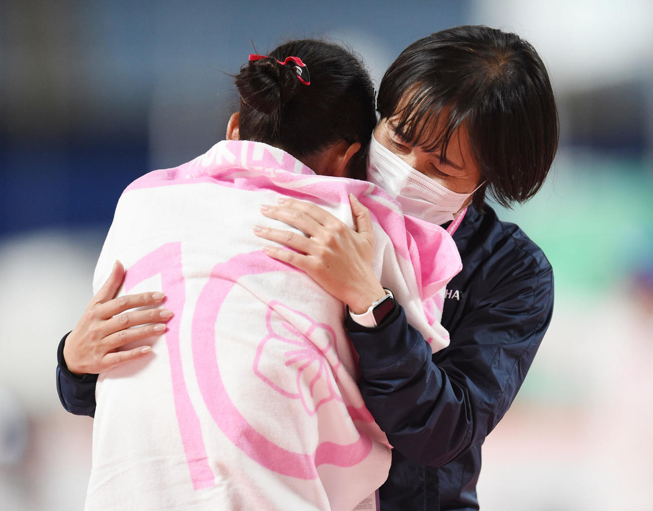 2時間21分51秒のタイムで優勝した松田瑞生（左）を抱きしめる山中美和子監督（右）（撮影・森本幸一）