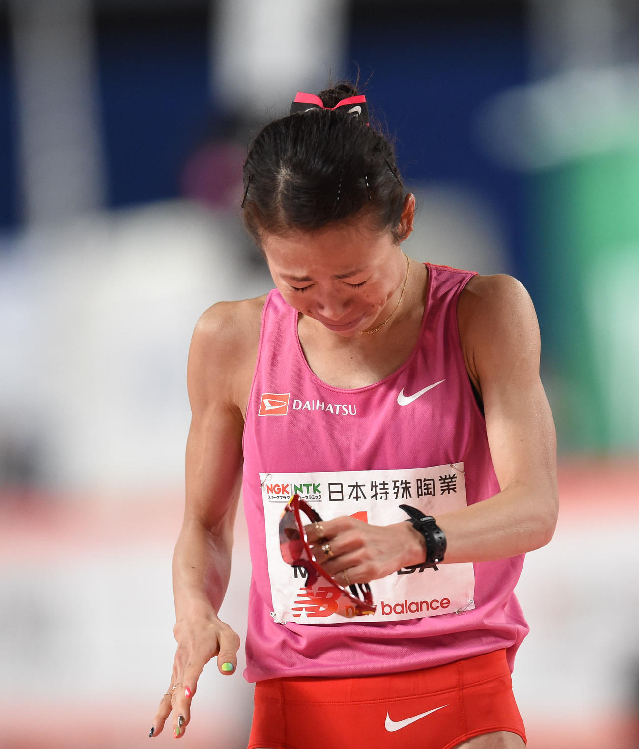 2時間21分51秒の1位でゴールし感極まる松田瑞生（撮影・森本幸一）