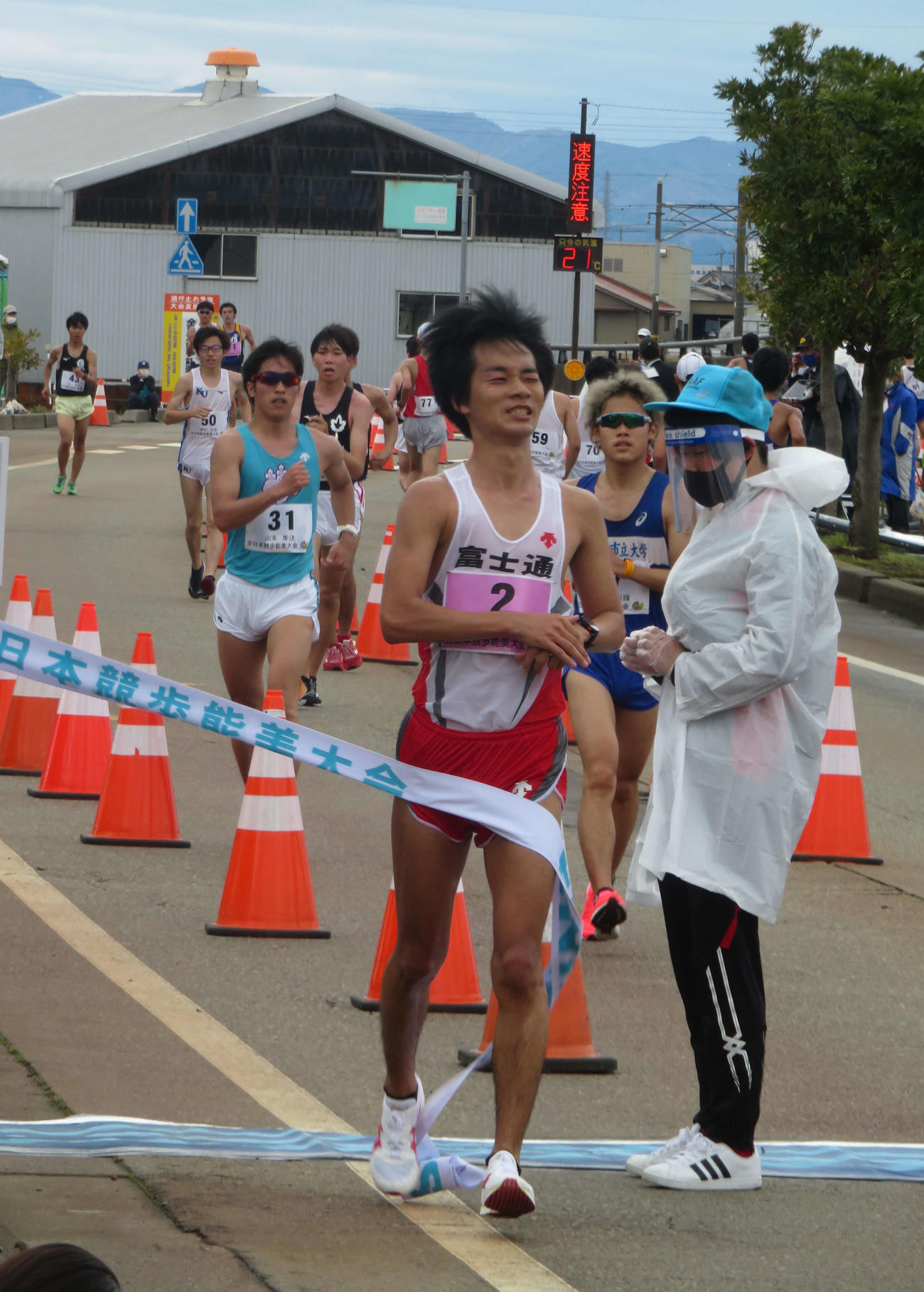 1位でフィニッシュテープを切った高橋（撮影・上田悠太）