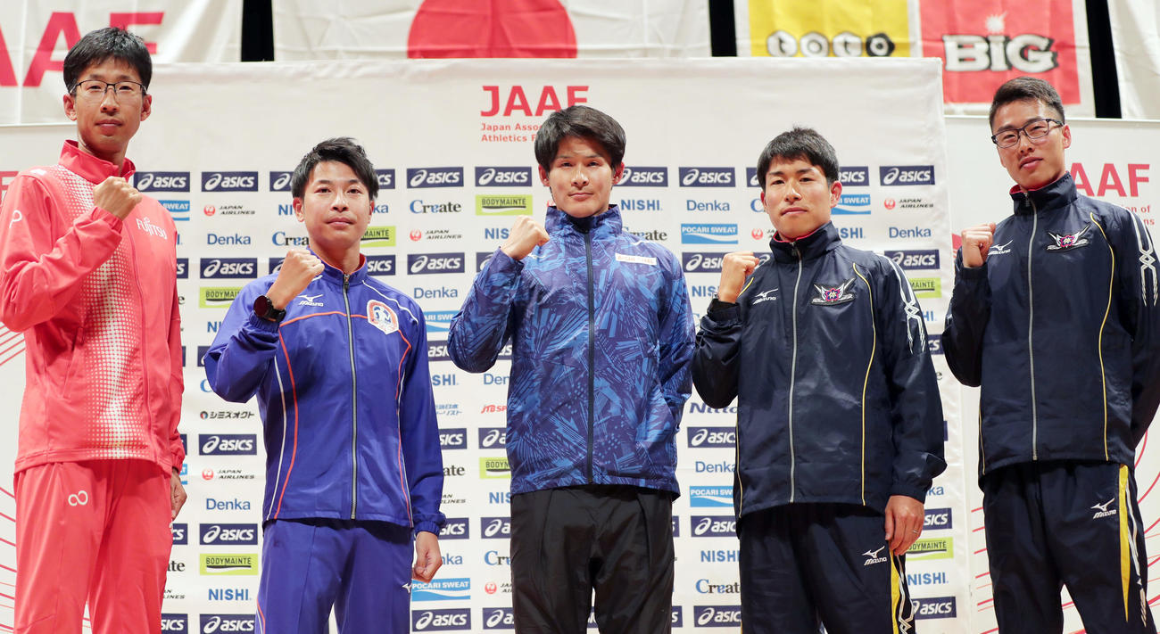 前日会見を終えガッツポーズする、左から荒井、小林、丸尾、勝木、野田（撮影・前田充）