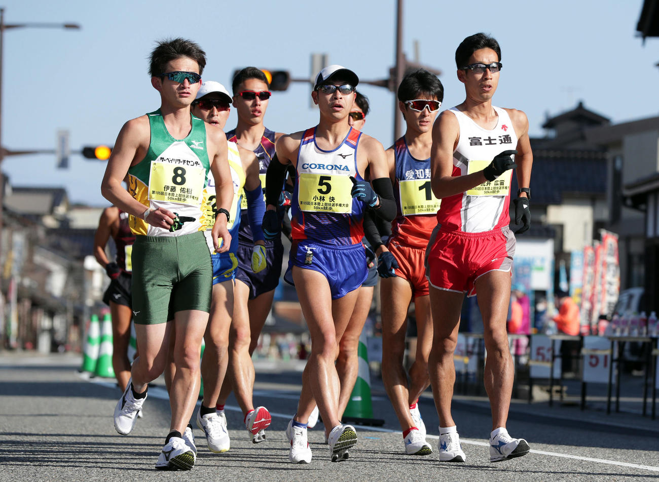 レースを引っ張る荒井（右端）、小林（中央）ら（撮影・前田充）