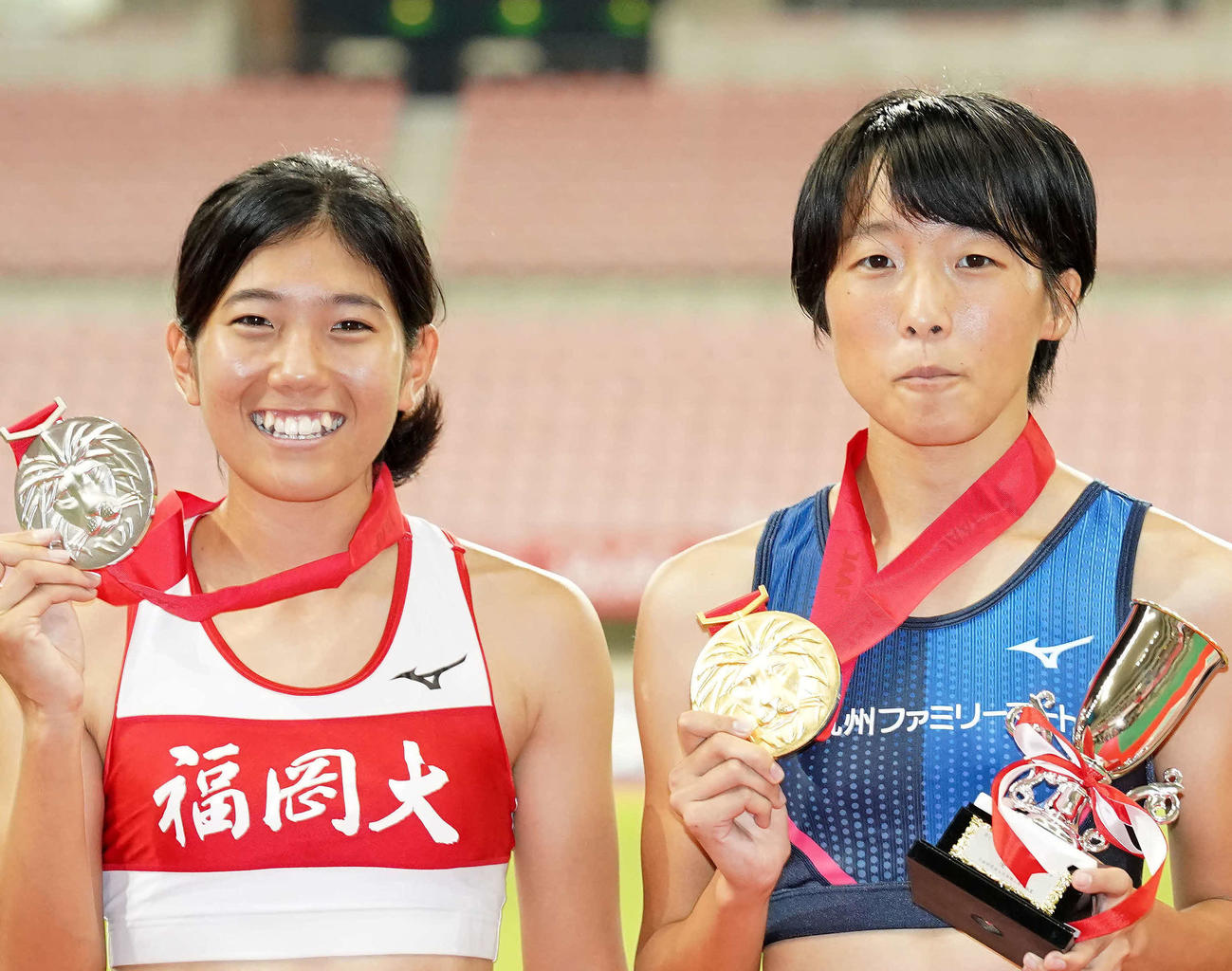 児玉芽生（左）と鶴田玲美（2020年10月3日撮影）