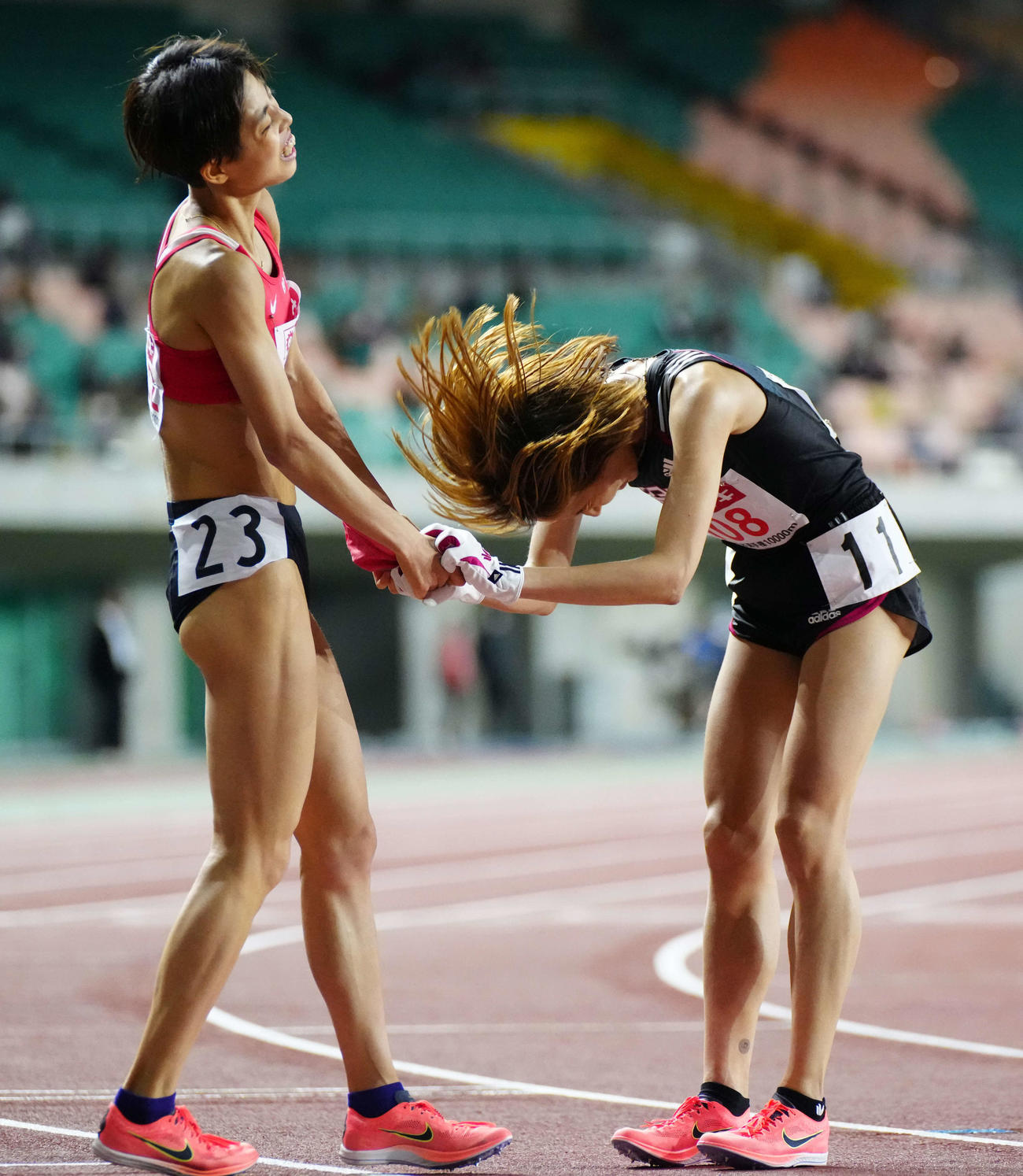 レース後、握手をかわす女子1万メートルで優勝の広中（左）と2位の安藤（撮影・江口和貴）