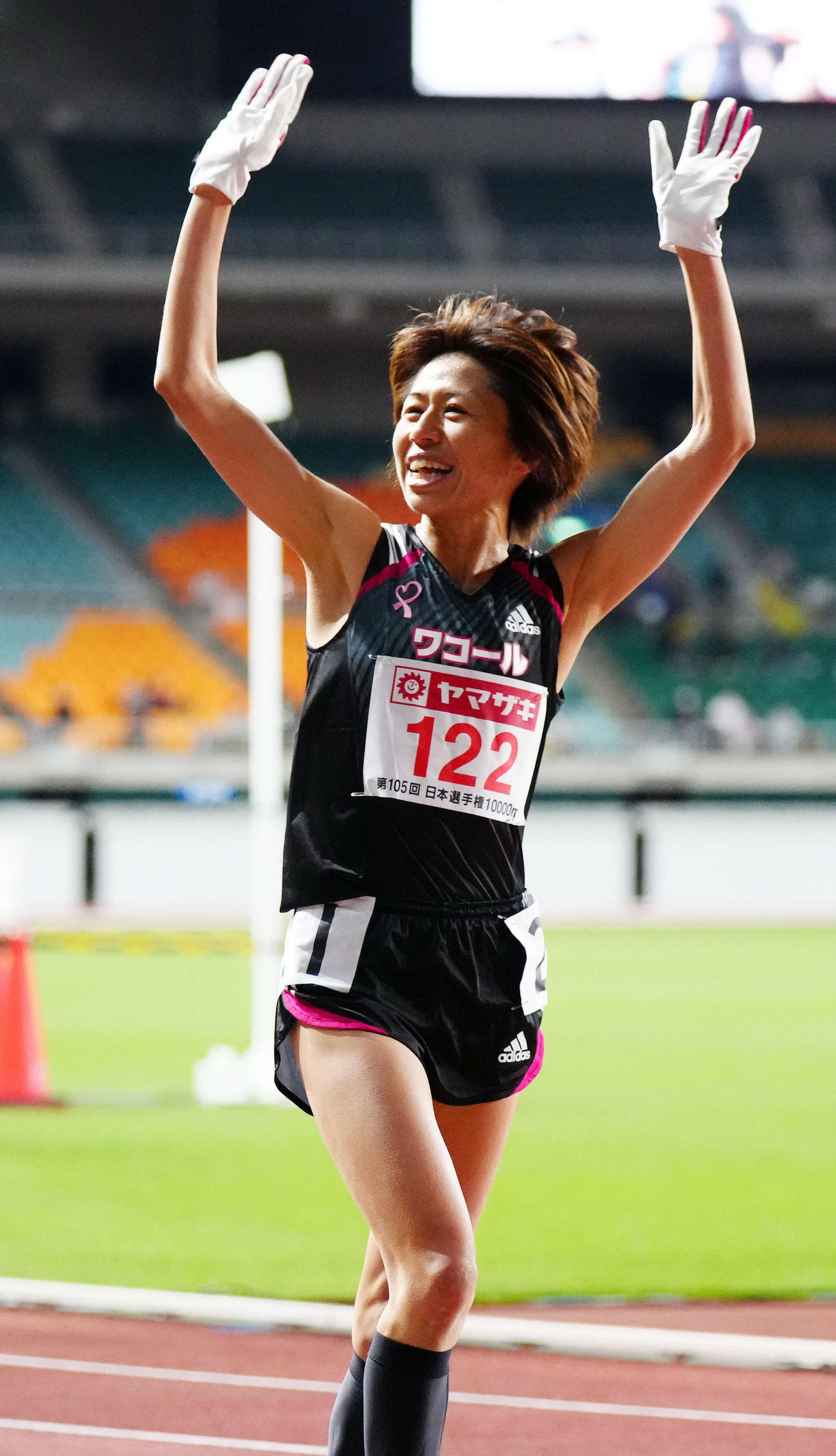 女子1万メートルで完走しスタンドに手を振る福士（撮影・江口和貴）
