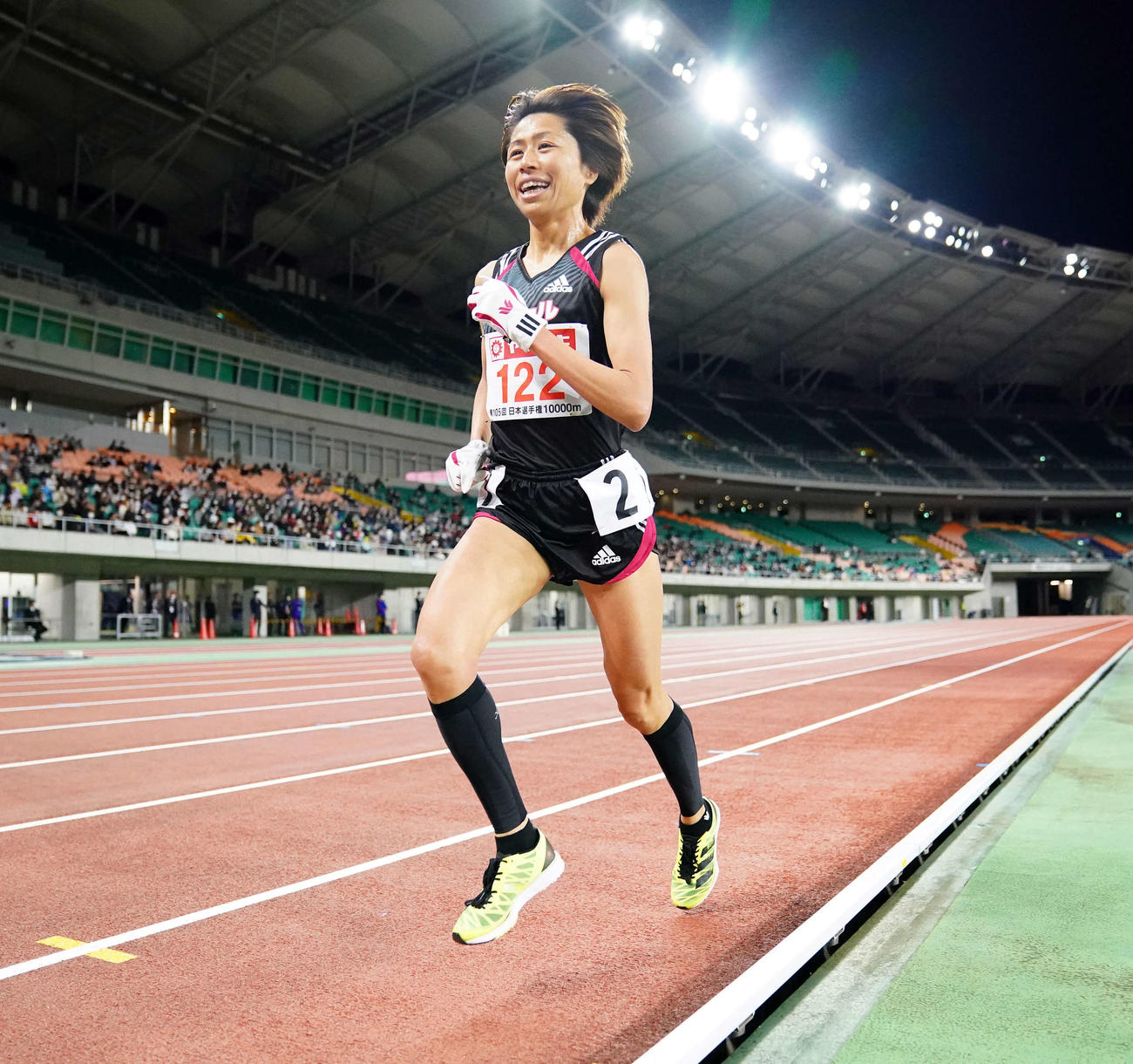 女子1万メートルで笑顔を見せながら力走する福士（撮影・江口和貴）
