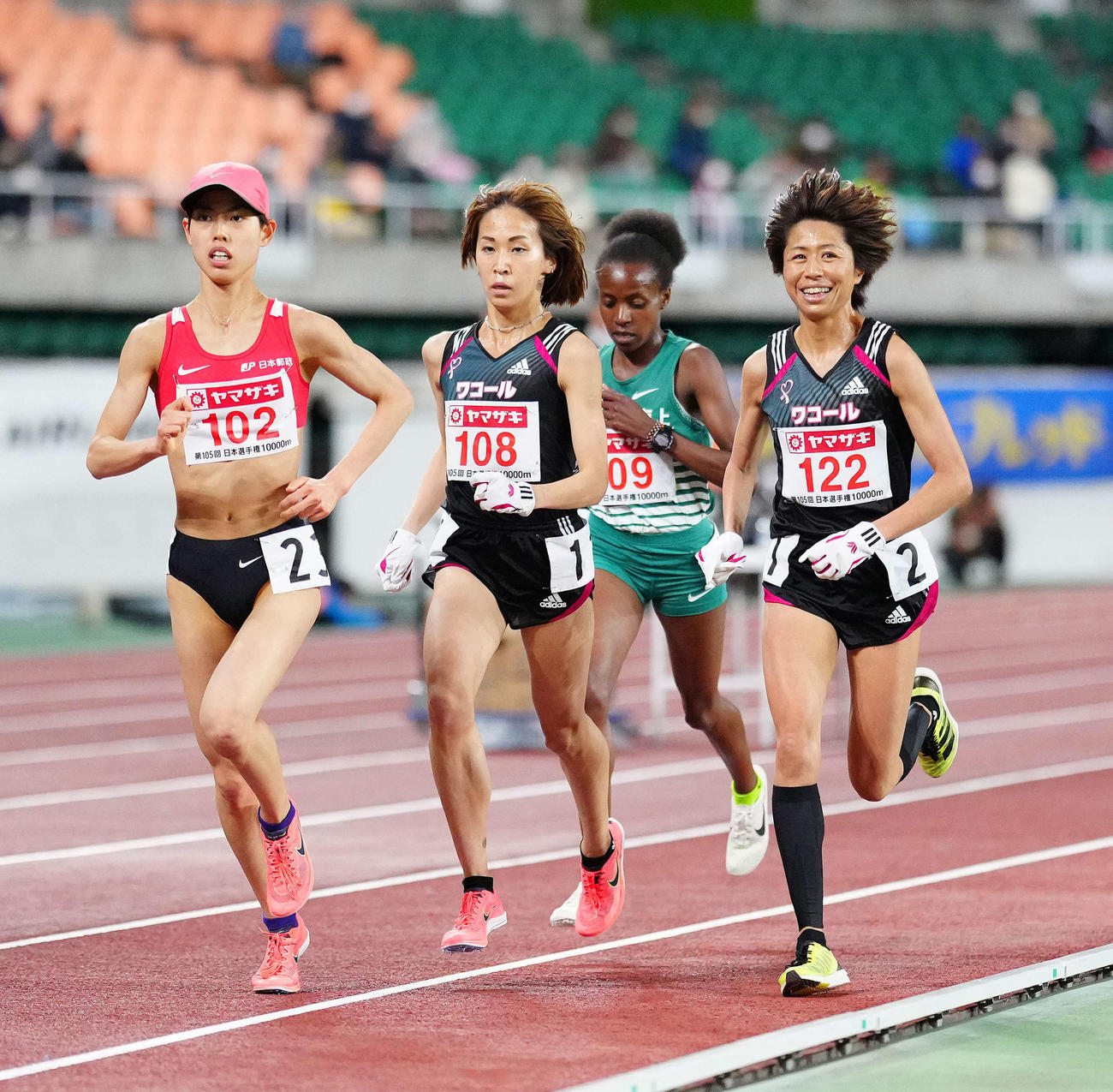 女子1万メートルで広中（左端）らに抜かれ周回遅れとなる福士（右端）（撮影・江口和貴）