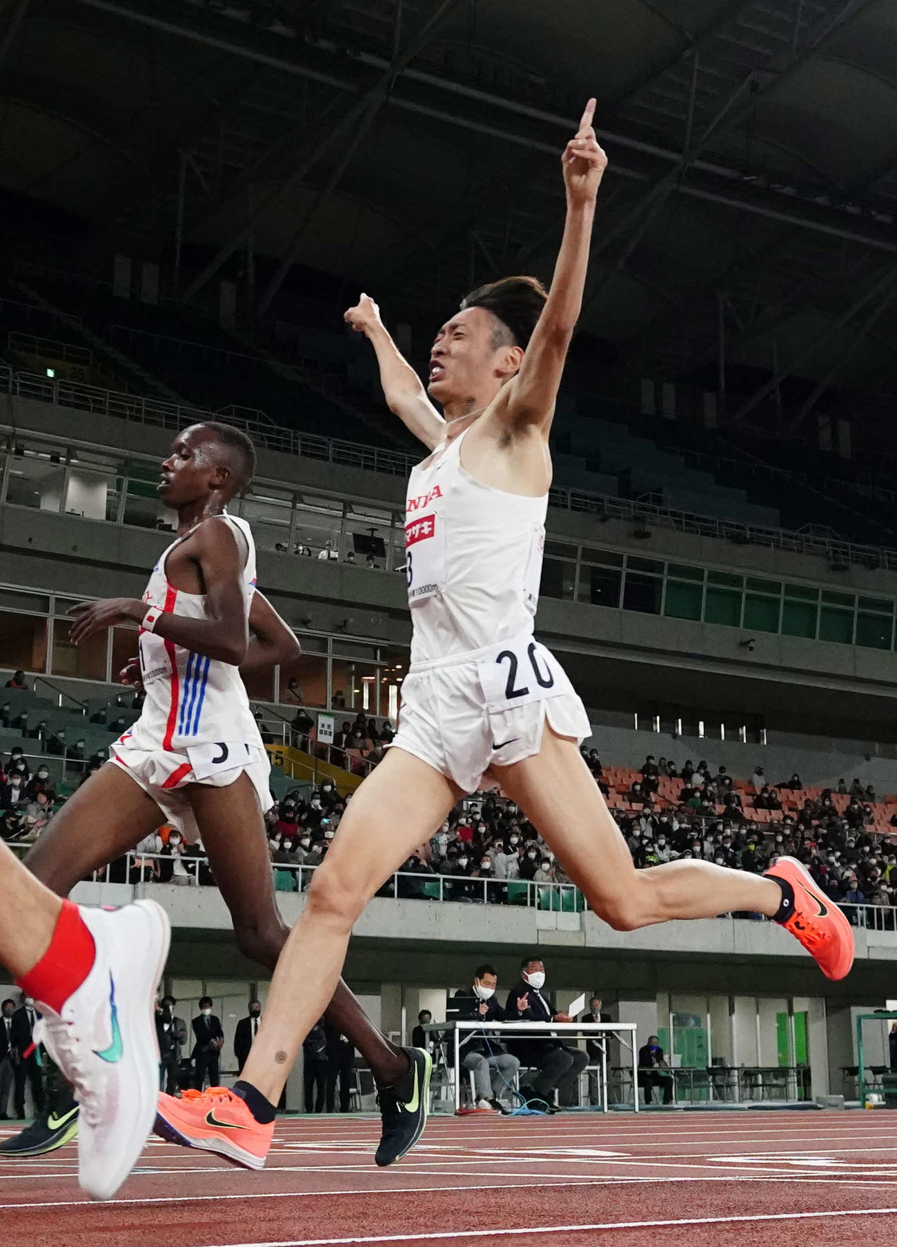 男子1万メートルで優勝した伊藤（右）は歓喜のゴール。左はケモイ（撮影・江口和貴）
