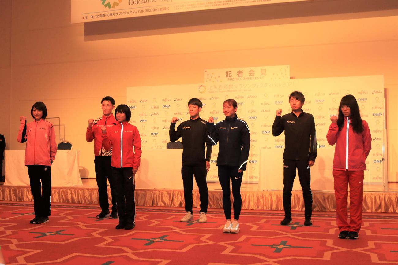 北海道・札幌マラソンフェスティバル2021の前日会見に出席した（左から）前田、服部、鈴木、大塚、一山、橋本、松田（撮影・保坂果那）