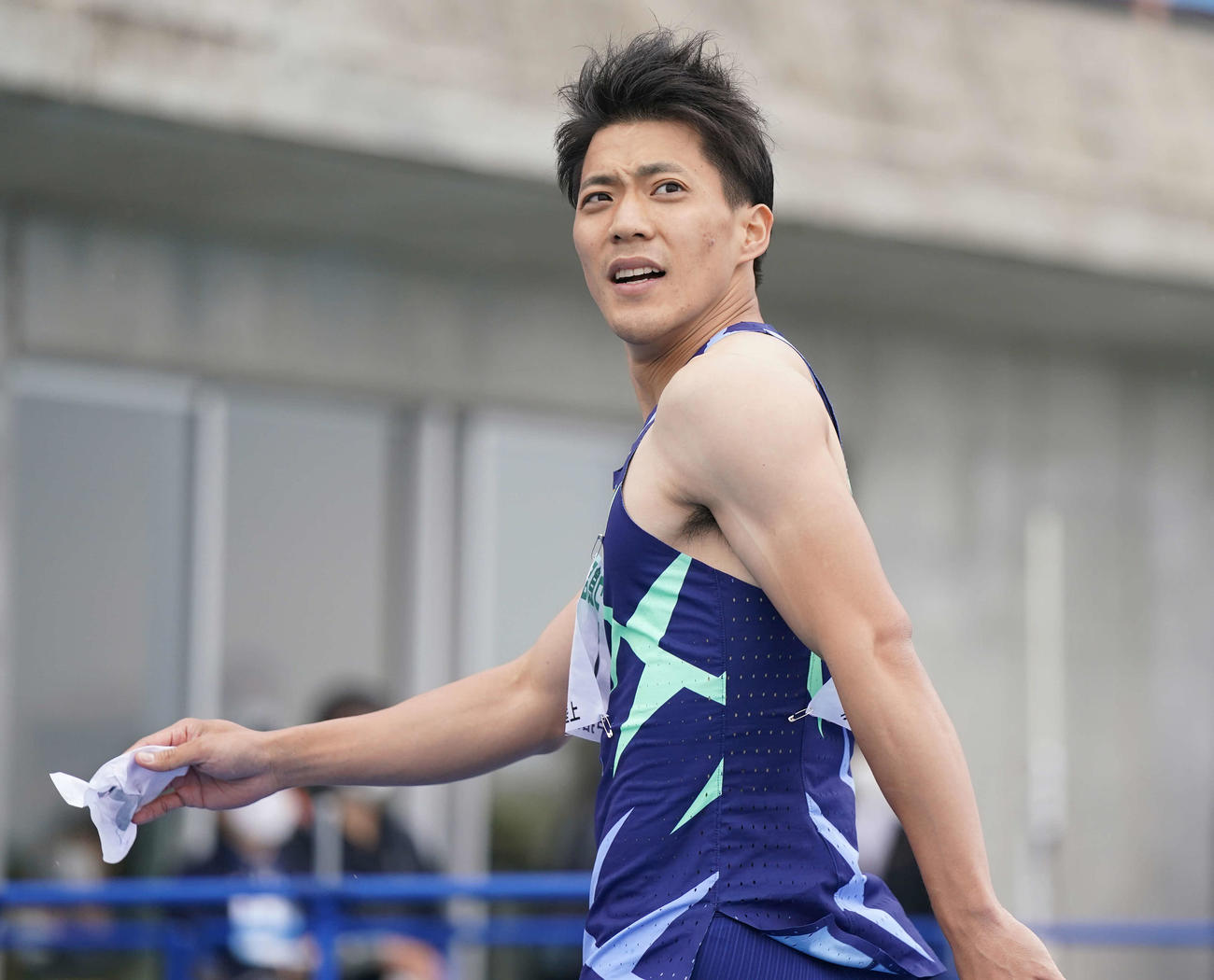 男子100メートル予選でタイムを確認する山県（撮影・鈴木みどり）