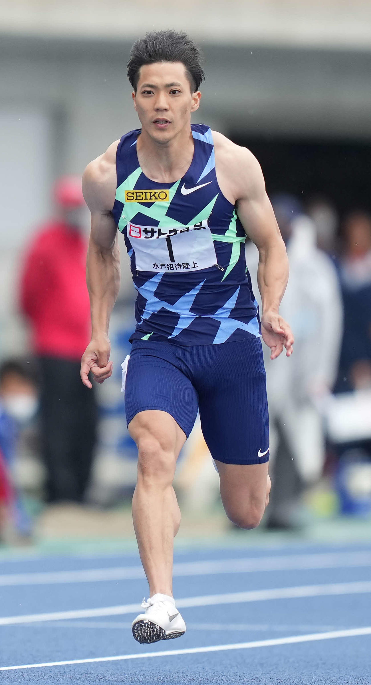 男子100メートル予選で力走する山県（撮影・鈴木みどり）