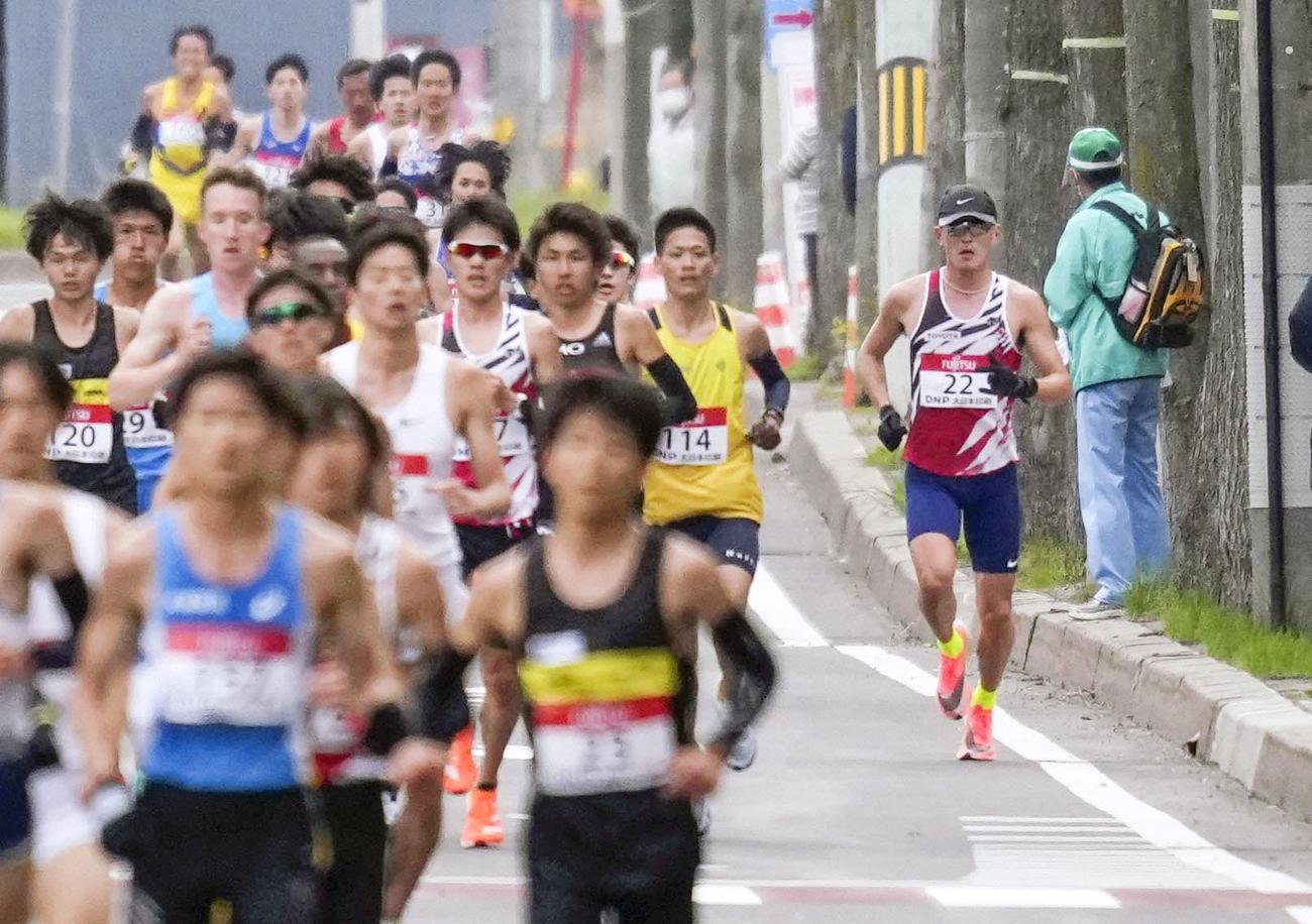 東京五輪のテスト大会となる「札幌チャレンジハーフマラソン」のレース中盤で、力走する服部（右端）ら（代表撮影）
