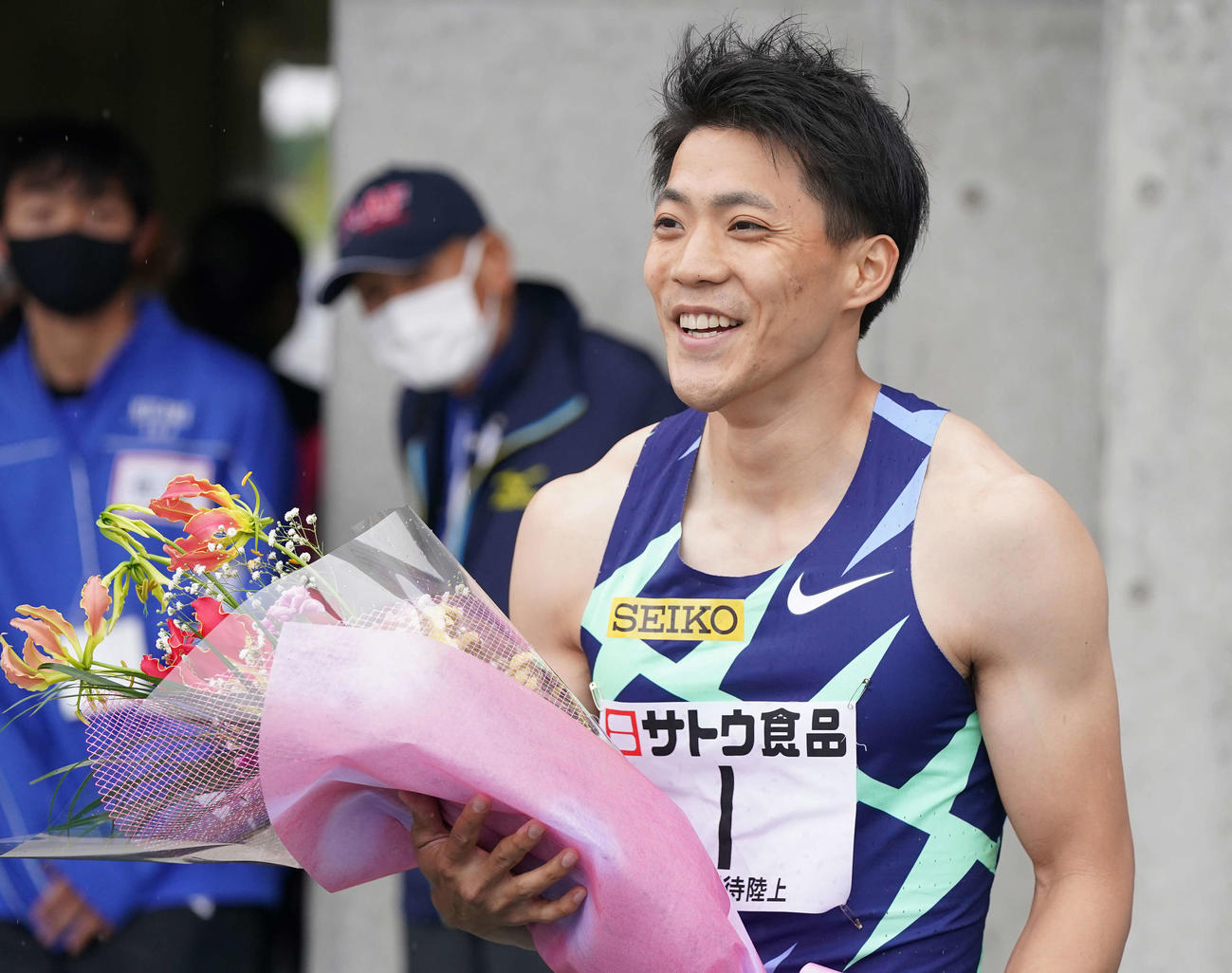 男子100メートル決勝で優勝し、笑顔の山県（撮影・鈴木みどり）