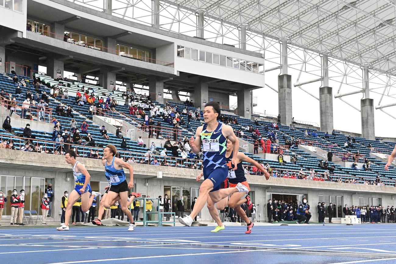 男子100メートル決勝で優勝した山県（右）（撮影・鈴木みどり）