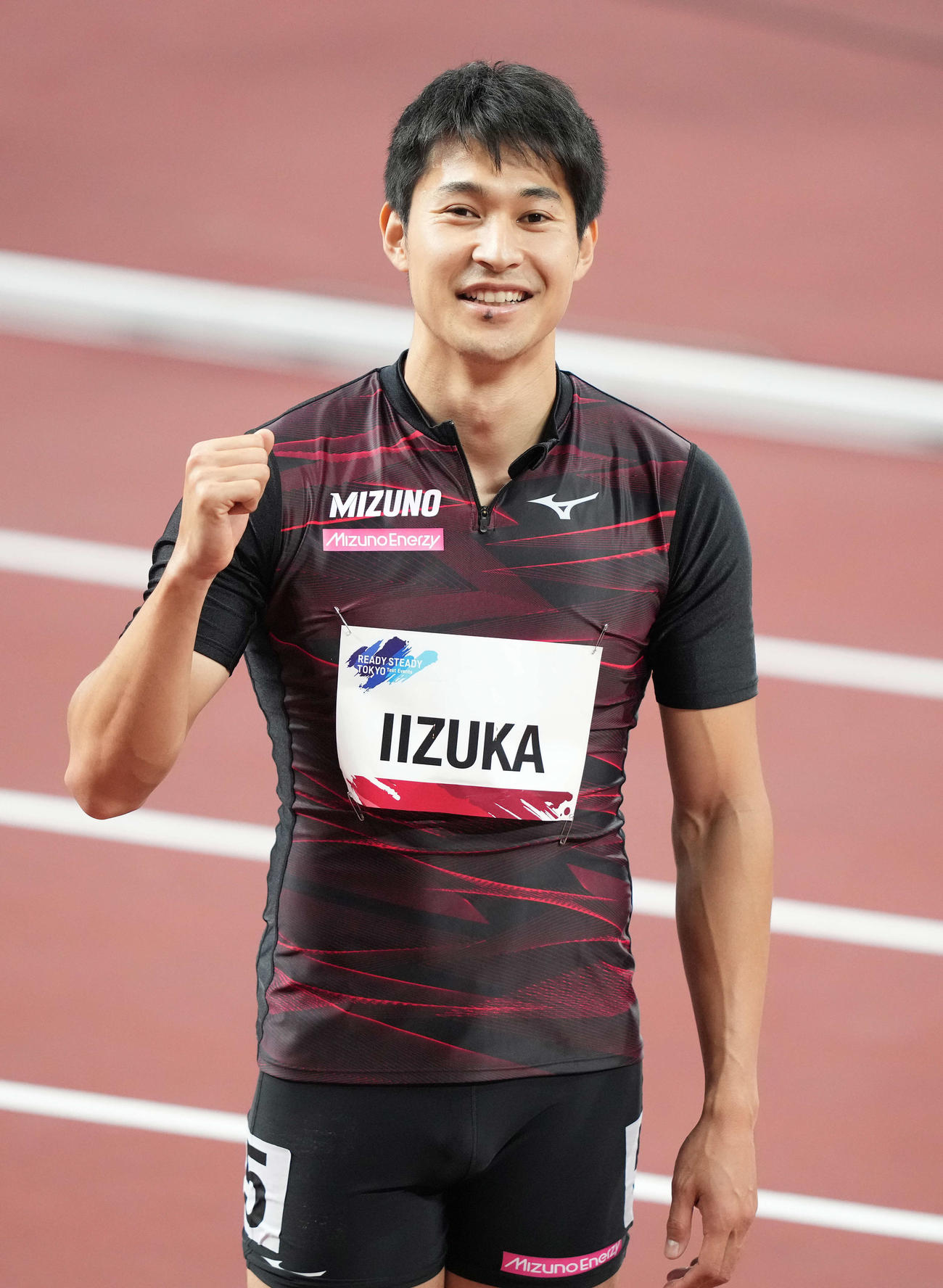 男子200メートルで優勝しガッツポーズする飯塚（撮影・鈴木みどり）
