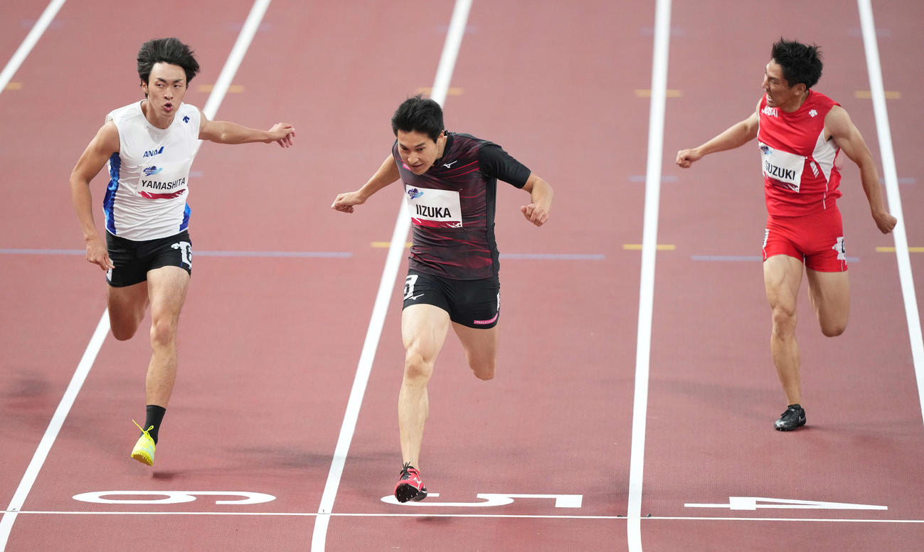 男子200メートルで優勝した飯塚（中央）（撮影・鈴木みどり）