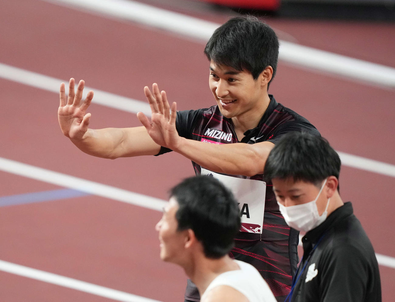 男子200メートルで優勝し手を振る飯塚（撮影・鈴木みどり）