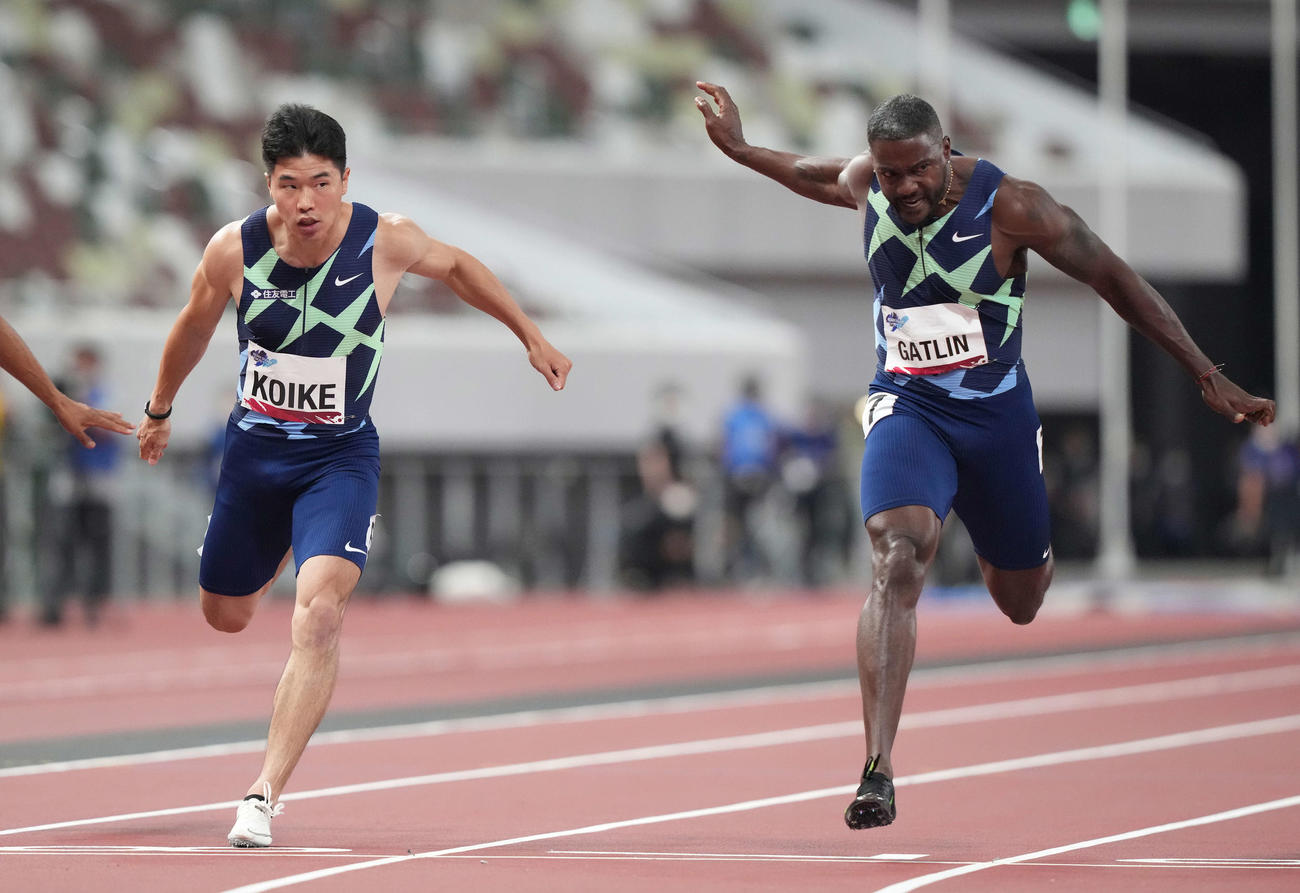 男子100メートル決勝で力走する小池（左）とガトリン（撮影・鈴木みどり）