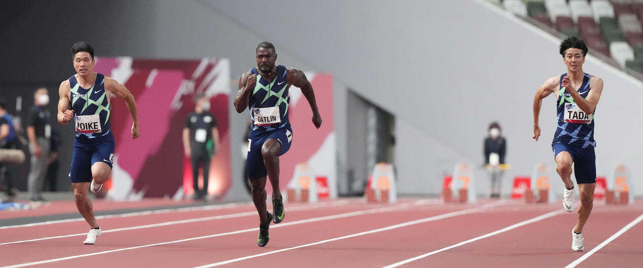男子100メートル決勝で力走する、左から小池、ガトリン、多田（撮影・鈴木みどり）