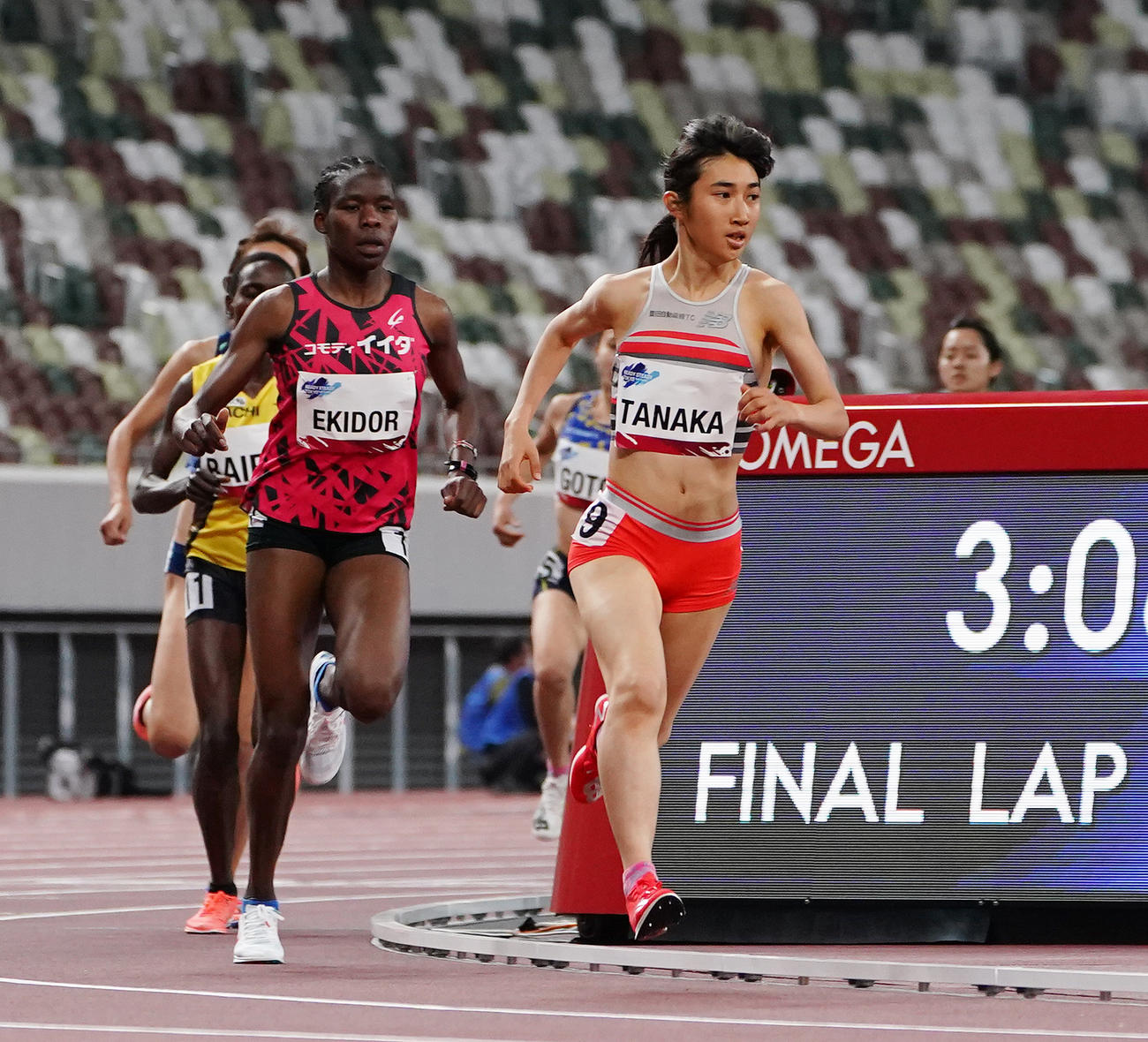 女子1500メートルで優勝した田中（右）（撮影・菅敏）