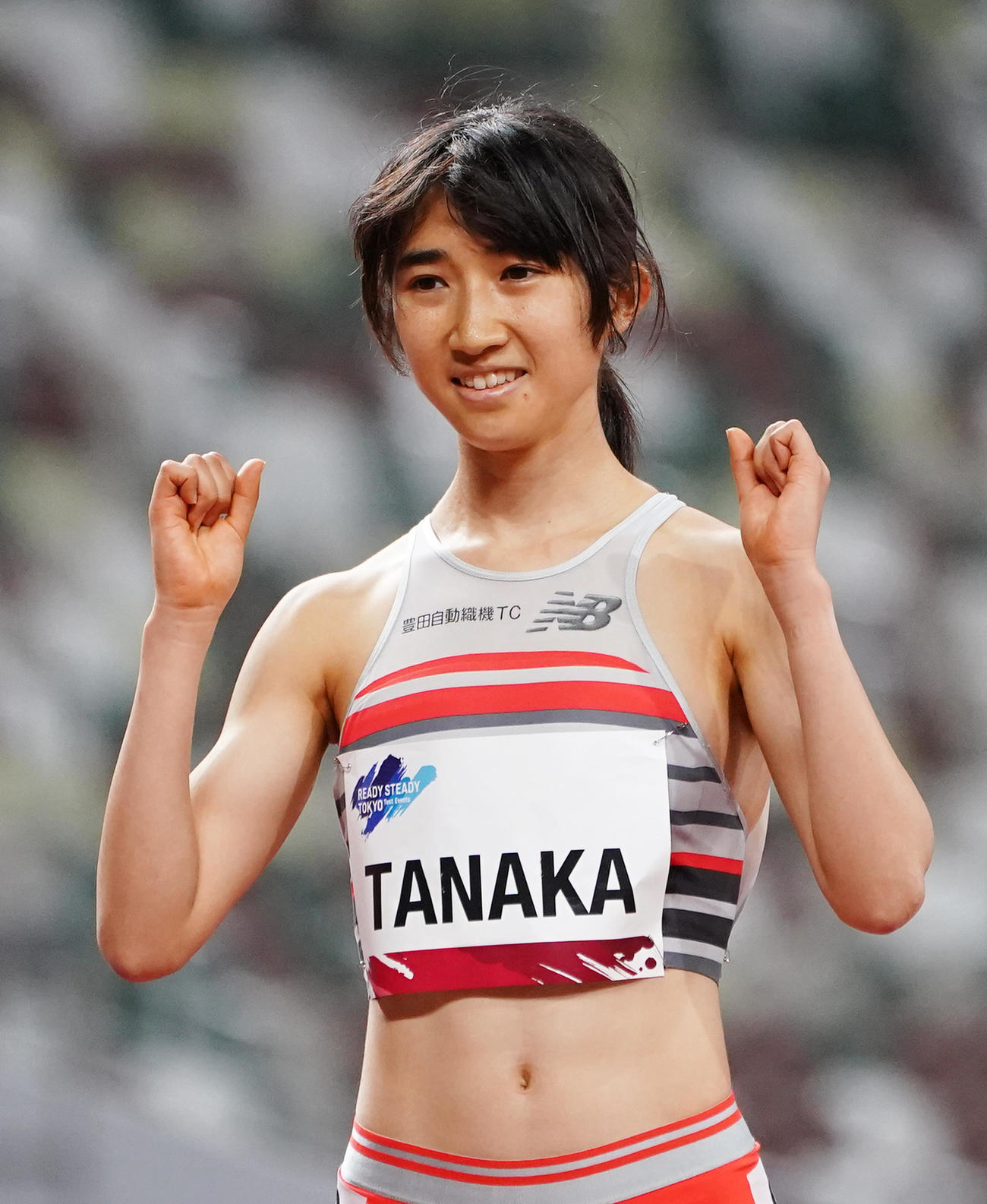 女子1500メートルで優勝しポーズをとる田中（撮影・菅敏）