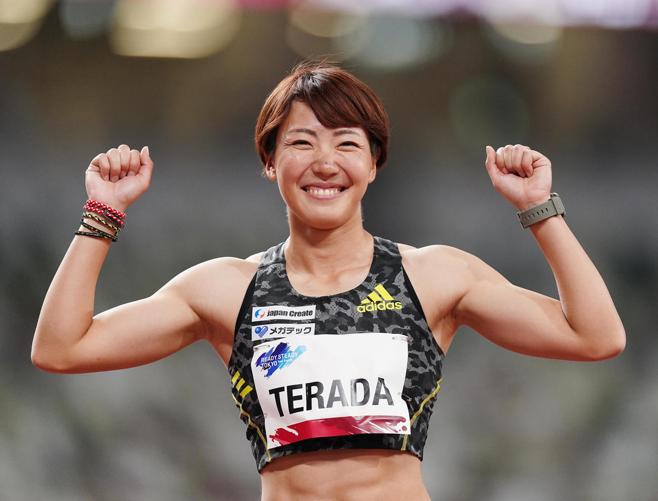 女子100メートルHで優勝しガッツポーズを見せる寺田（撮影・菅敏）