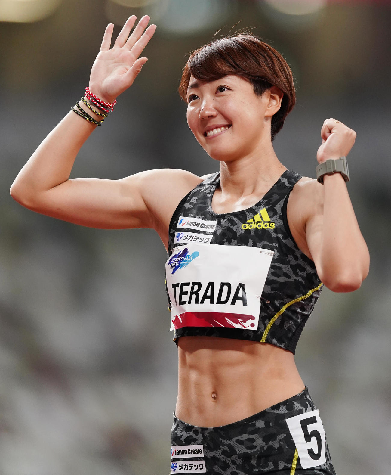 女子100メートルHで優勝し笑顔を手を振る寺田（撮影・菅敏）