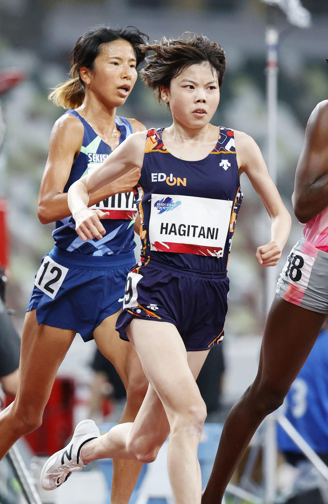 女子5000 メートル 　力走する萩谷楓（右）と新谷仁美（共同）