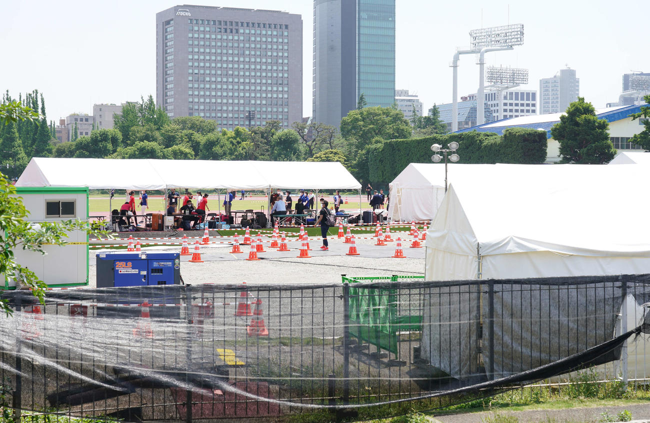陸上の東京五輪テスト大会のサブトラックとして使われている明治神宮外苑軟式球場（撮影・鈴木みどり）