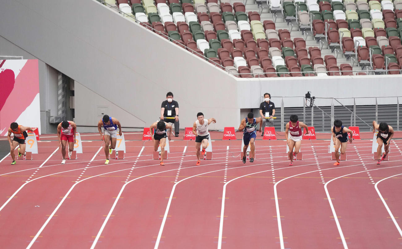 男子100メートル予選のスタートでフライングする桐生（中央）（撮影・鈴木みどり）