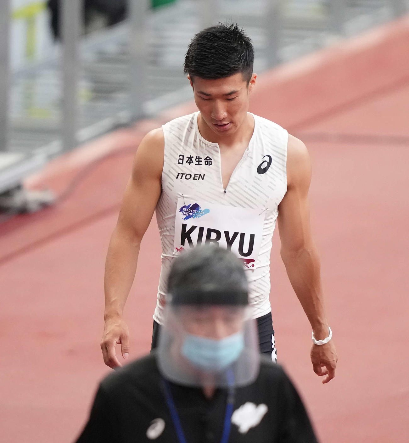 男子100メートル予選でフライングで失格となり、うつむきながら引き揚げる桐生（撮影・鈴木みどり）