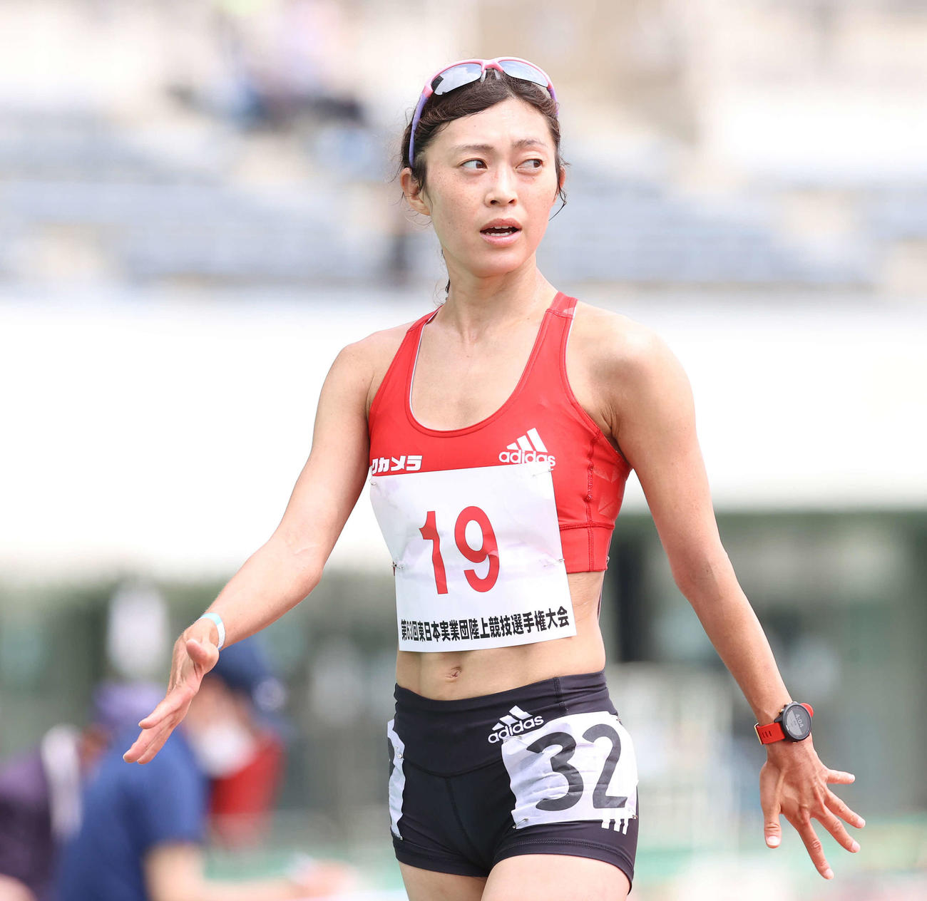 女子5000メートル競歩決勝、1着でゴールした岡田（撮影・河野匠）