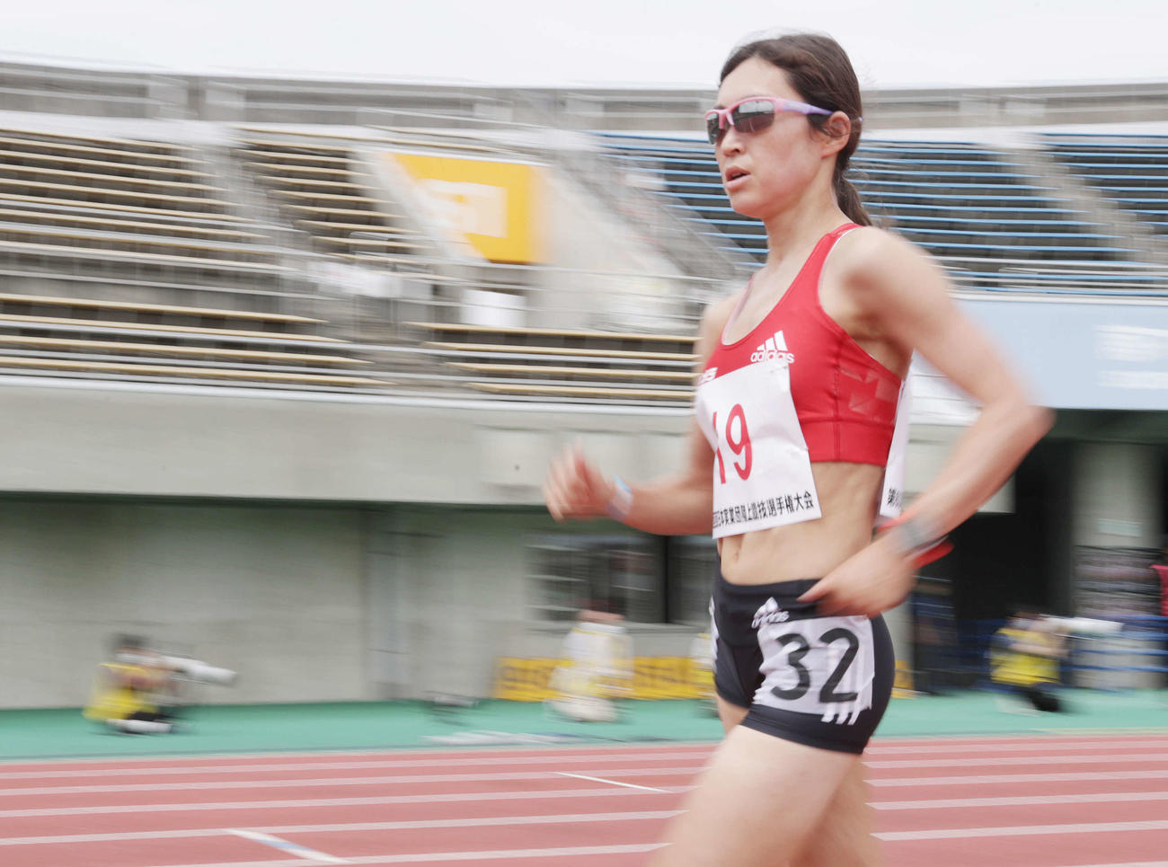 女子5000メートル競歩決勝で力強く歩を進める岡田（撮影・河野匠）
