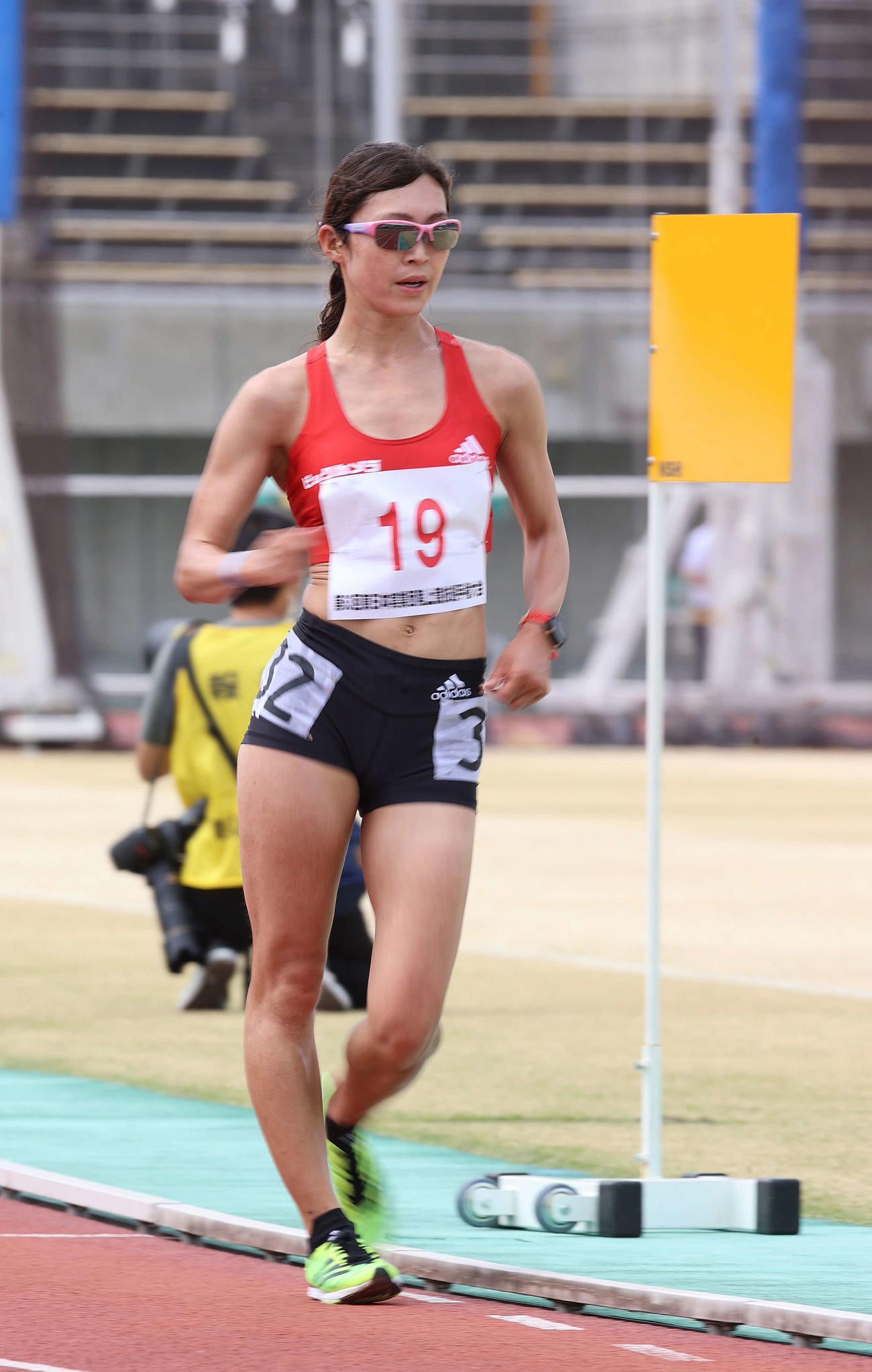 女子5000メートル競歩決勝で力強く歩を進める岡田（撮影・河野匠）