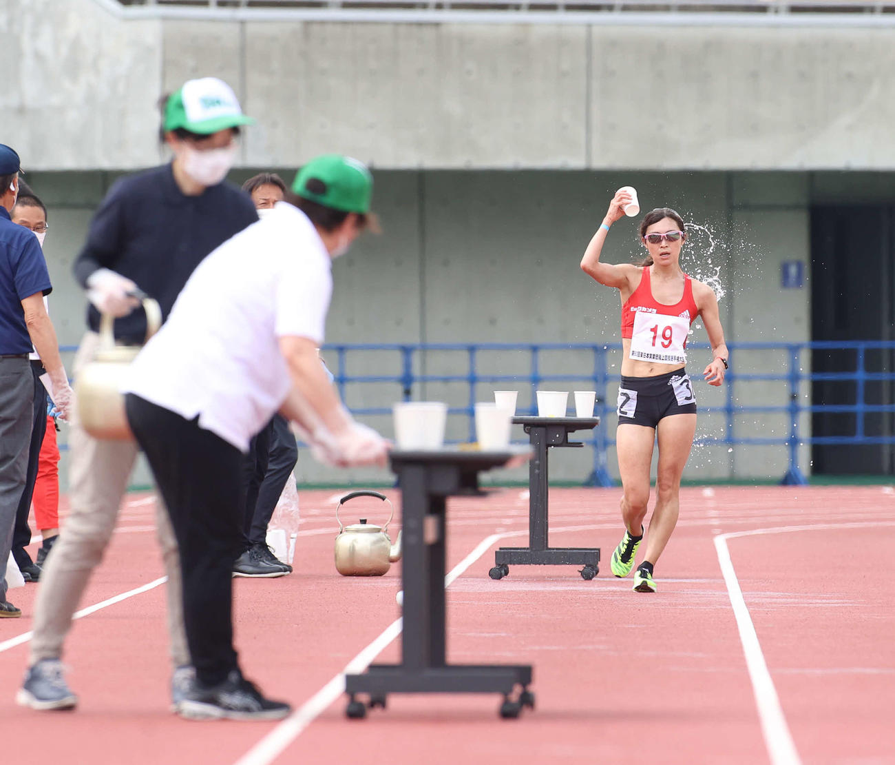 女子5000メートル競歩決勝で頭から水をかぶる岡田（撮影・河野匠）