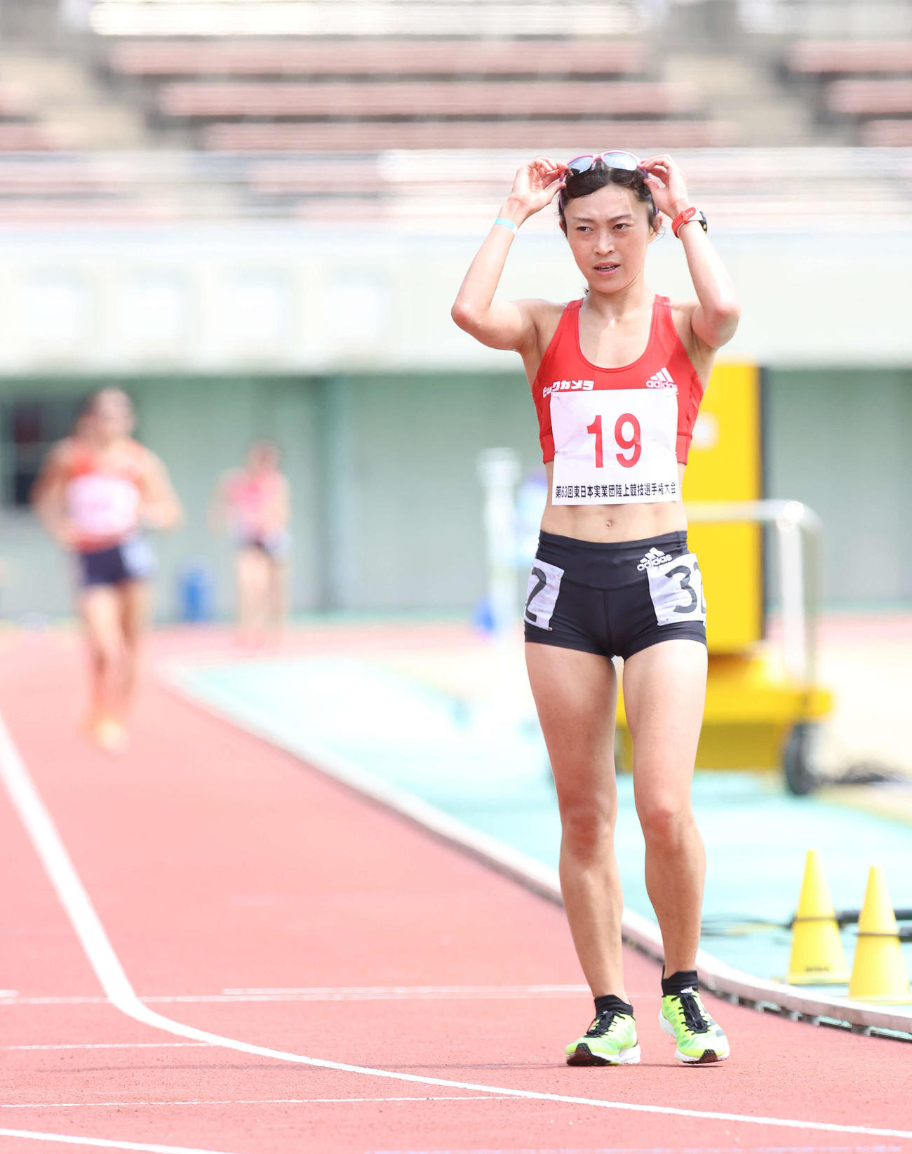 女子5000メートル競歩決勝、1着でゴールした岡田（撮影・河野匠）