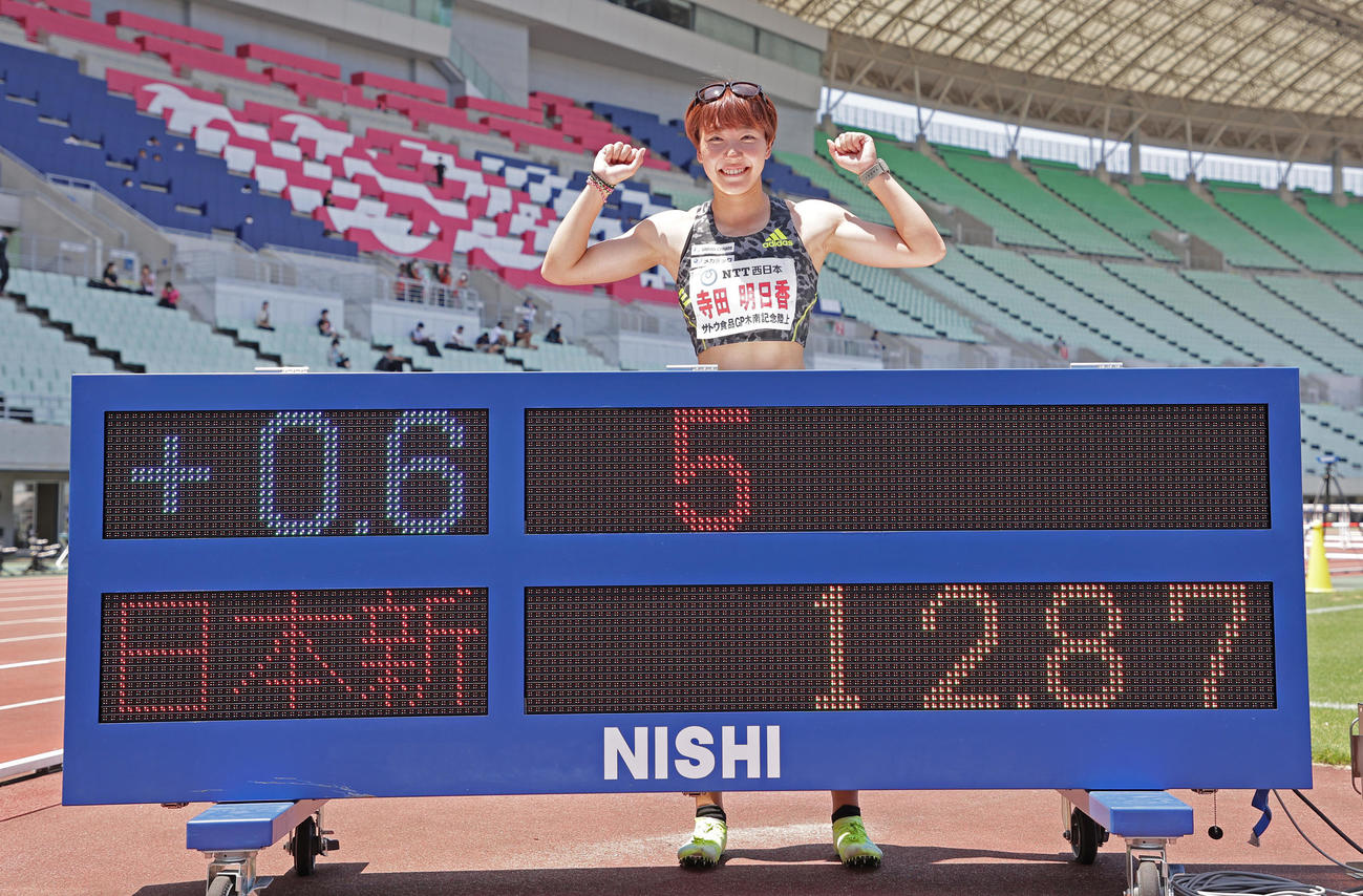 木南道孝記念陸上競技大会　女子100メートル障害予選1組　12秒87の日本新記録を更新する寺田明日香（撮影・清水貴仁）