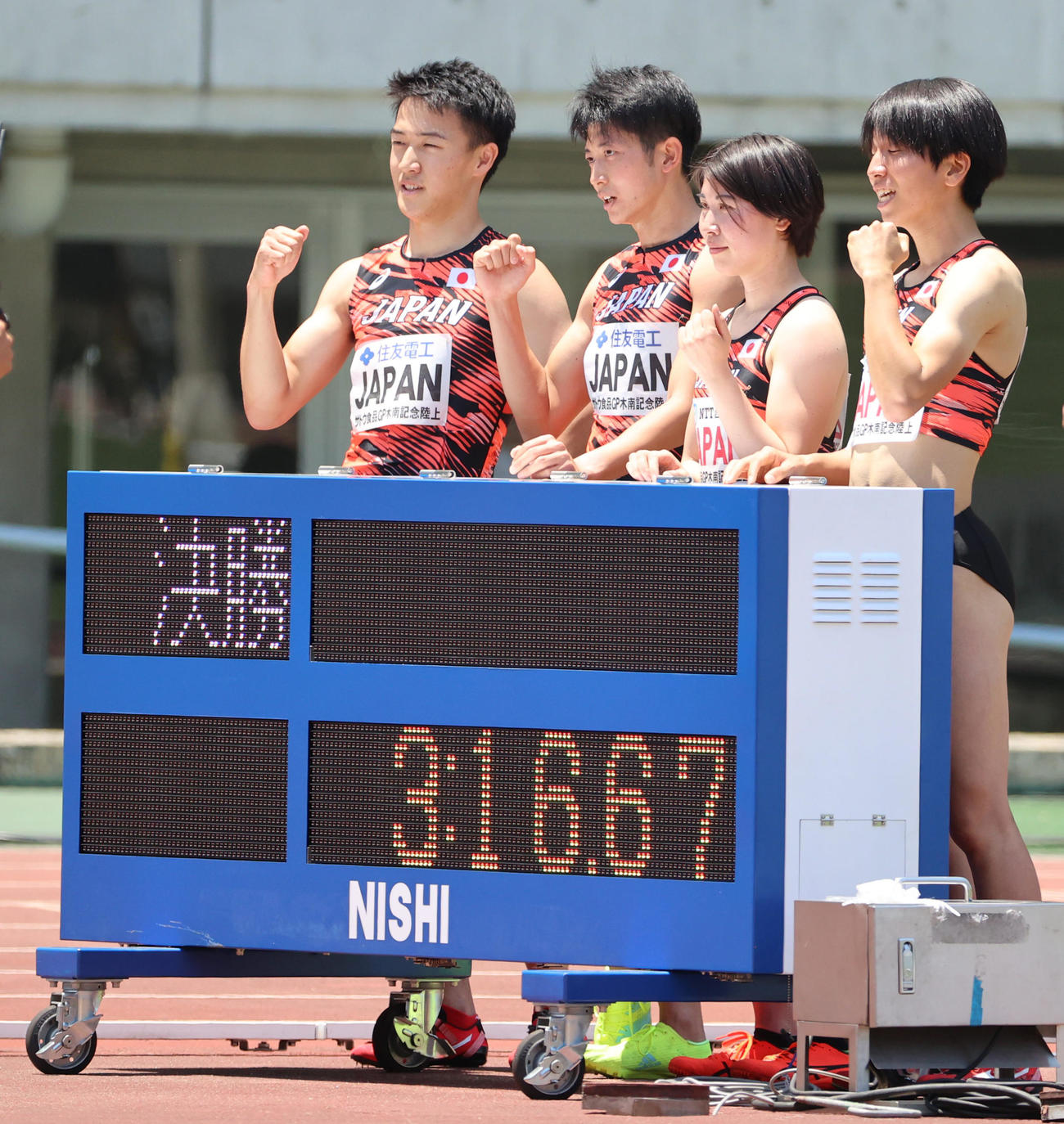 木南道孝記念陸上競技大会　混合1600メートルリレー　3分16秒67で日本新記録を達成する日本選抜チーム、右から青山聖佳、松本奈菜子、佐藤拳太郎、川端魁人（撮影・清水貴仁）