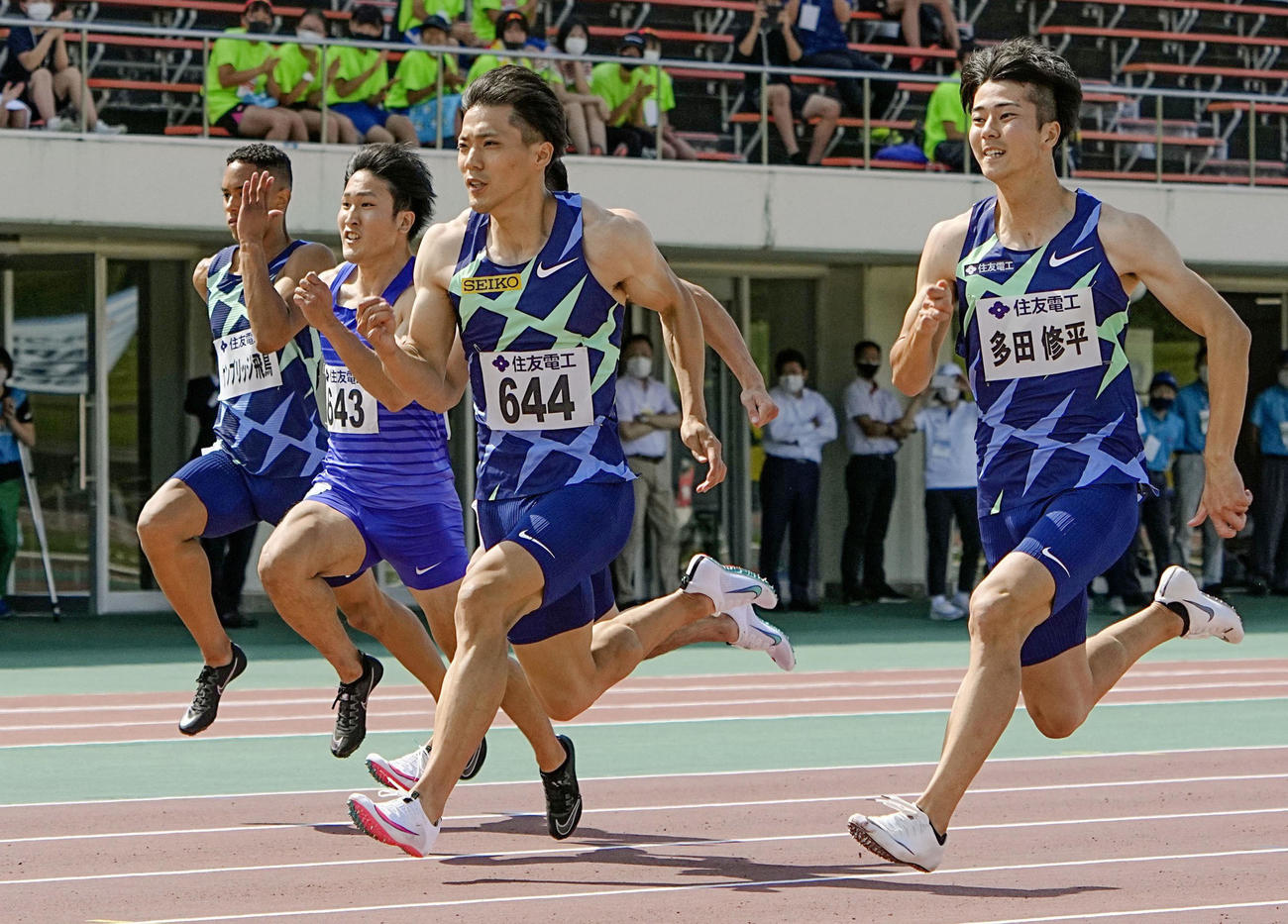 6日、陸上布勢スプリントの男子100 メートル 決勝で9秒95の日本新記録をマークして優勝した山県亮太選手（右から2人目）（共同）
