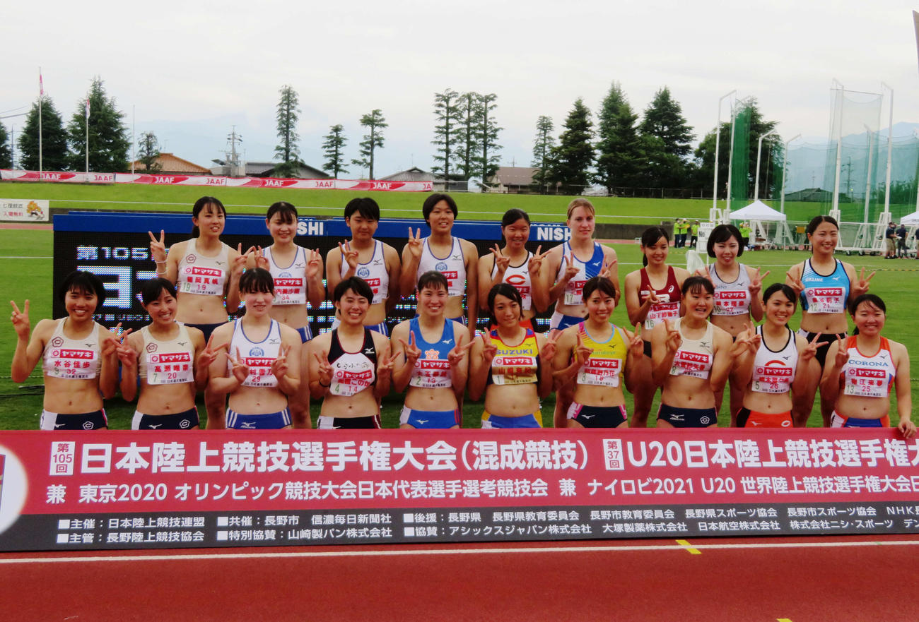 女子7種競技の全種目を終え、山崎（前列左から6人目）ら出場選手は記念撮影をする（撮影・上田悠太）