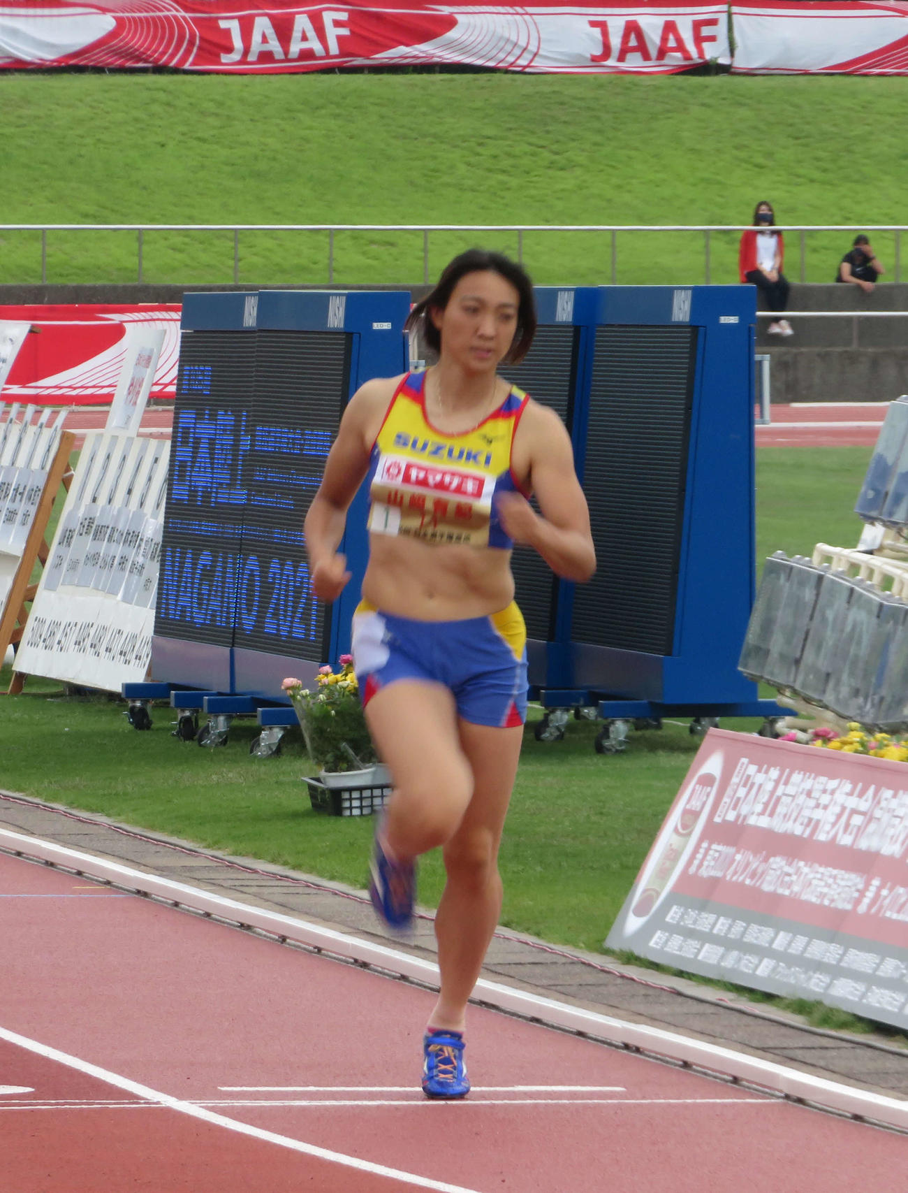最終種目の女子800メートルを走り終えた山崎（撮影・上田悠太）