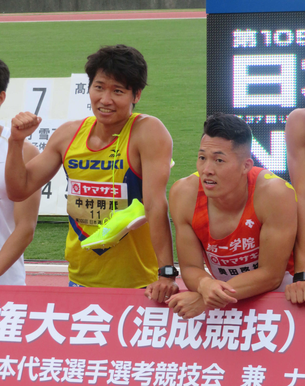 男子10種競技の全種目を終え、笑顔を見せる中村（左）と奥田（撮影・上田悠太）